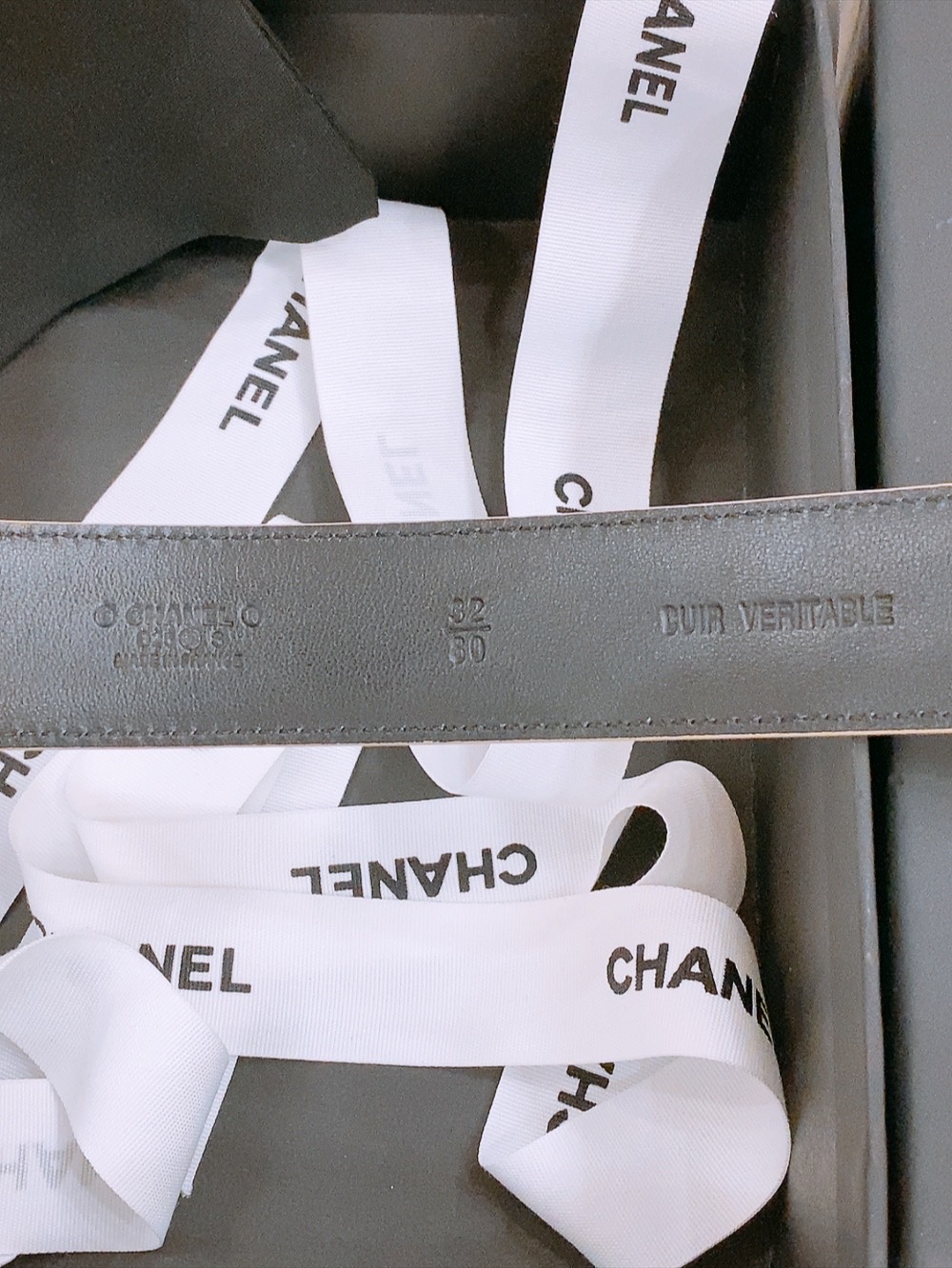 Ms. Chanel’s Classic Leather Belt with Double-C Buttons for Formal Occasions - 图片 5