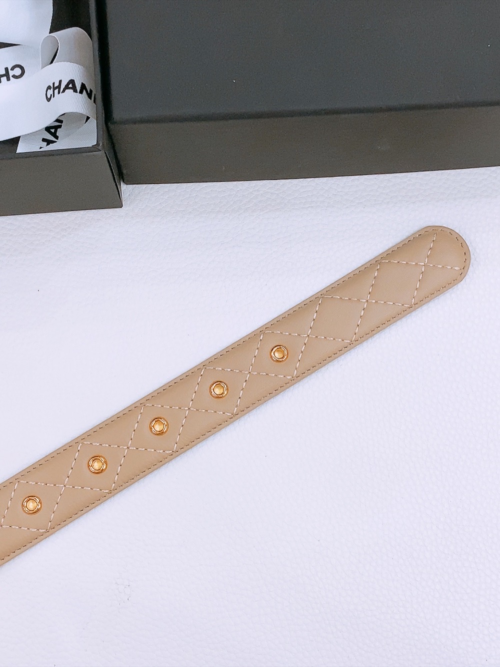 Ms. Chanel’s Classic Leather Belt with Double-C Buttons for Formal Occasions - 图片 6