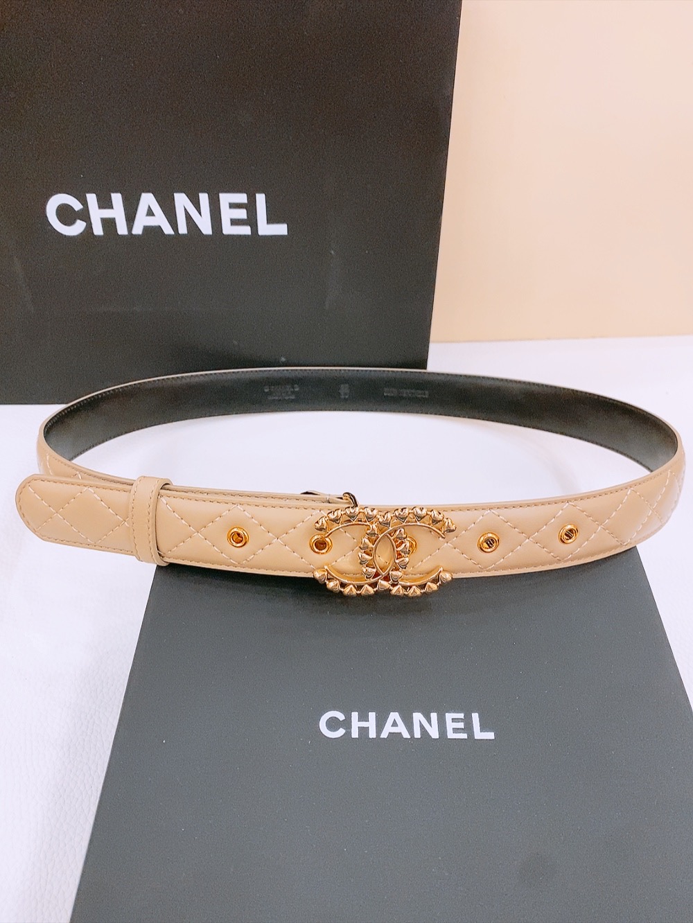 Ms. Chanel’s Classic Black Leather Belt with Gold Double-C Buttons: Elegant and Versatile Choice - 图片 2