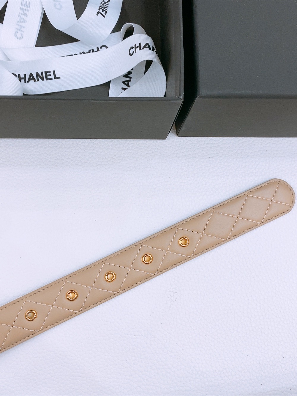Ms. Chanel’s Classic Black Leather Belt with Gold Double-C Buttons: Elegant and Versatile Choice - 图片 6