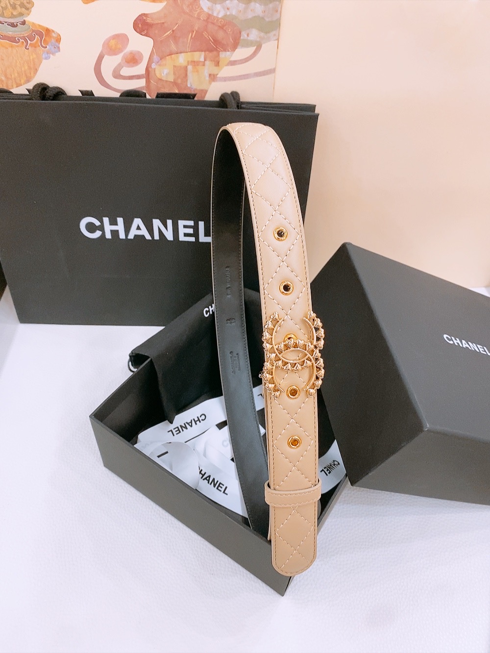 Ms. Chanel’s Classic Black Leather Belt with Gold Double-C Buttons: Elegant and Versatile Choice - 图片 1
