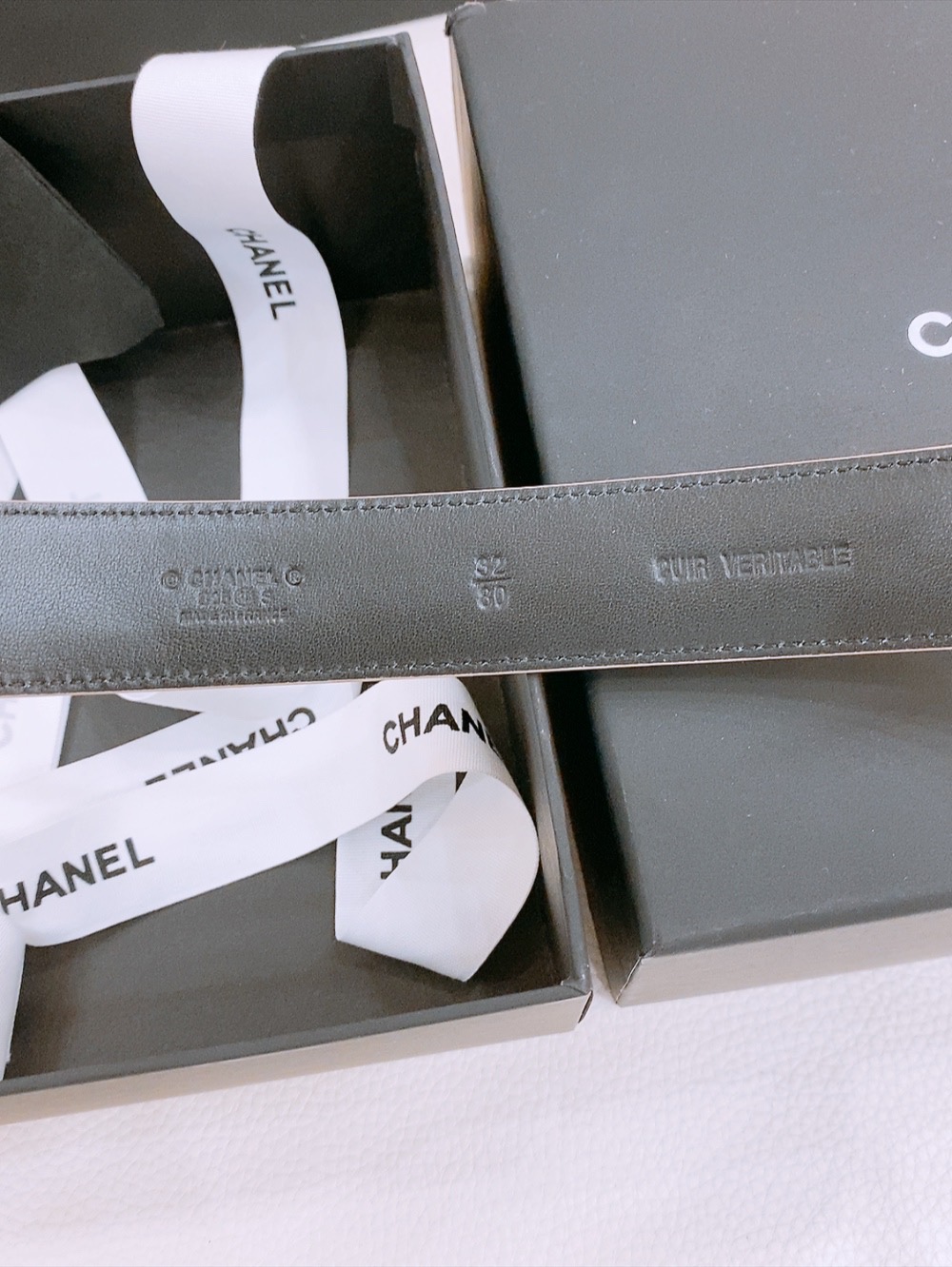 Ms. Chanel’s Classic Black Leather Belt with Gold Double-C Buttons: Elegant and Versatile Choice - 图片 5