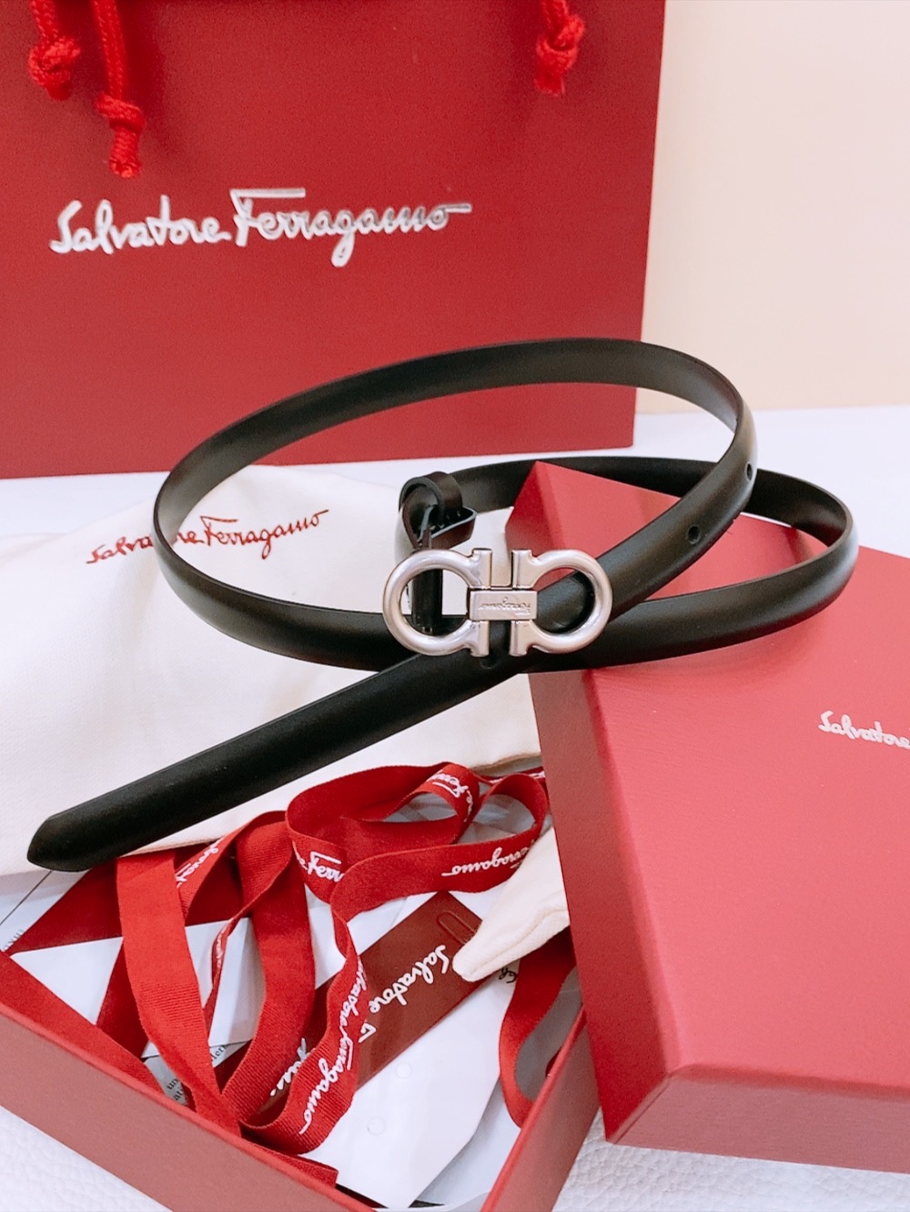 Stylish Feragamo Classic Gancio Belt for Ms. Filagemu’s Ceremonial Wear - 图片 2