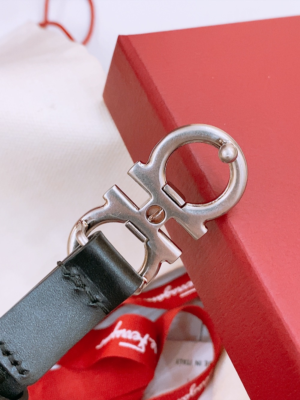 Stylish Feragamo Classic Gancio Belt for Ms. Filagemu’s Ceremonial Wear - 图片 4