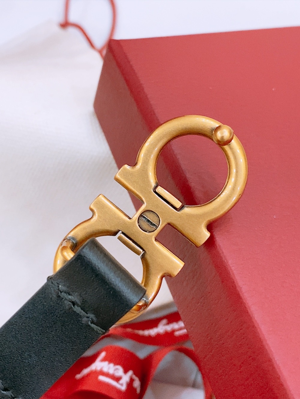 “Stylish Feragamo Classic Gancio Belt for Ms. Filagemu’s Ceremonial Attire” - 图片 6