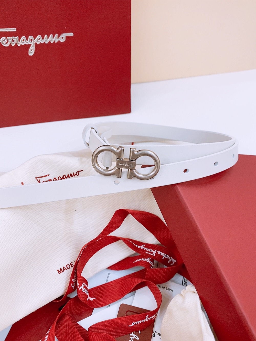 Stylish Classic Gancio Belt for Ms. Filagemu: Quality Little Bullskin with Gold Retrospect