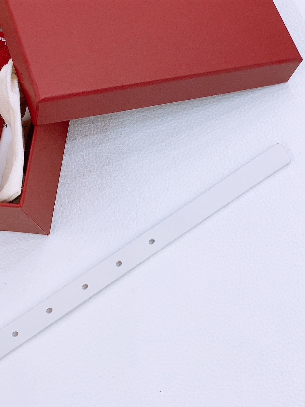 Stylish Classic Gancio Belt for Ms. Filagemu: Quality Little Bullskin with Gold Retrospect - 图片 5