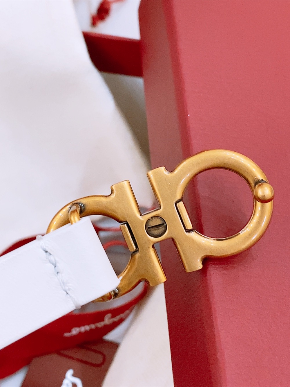 “Stylish Feragamo Classic Gancio Belt for Ms. Filagemu’s Ceremonial Purchase” - 图片 4