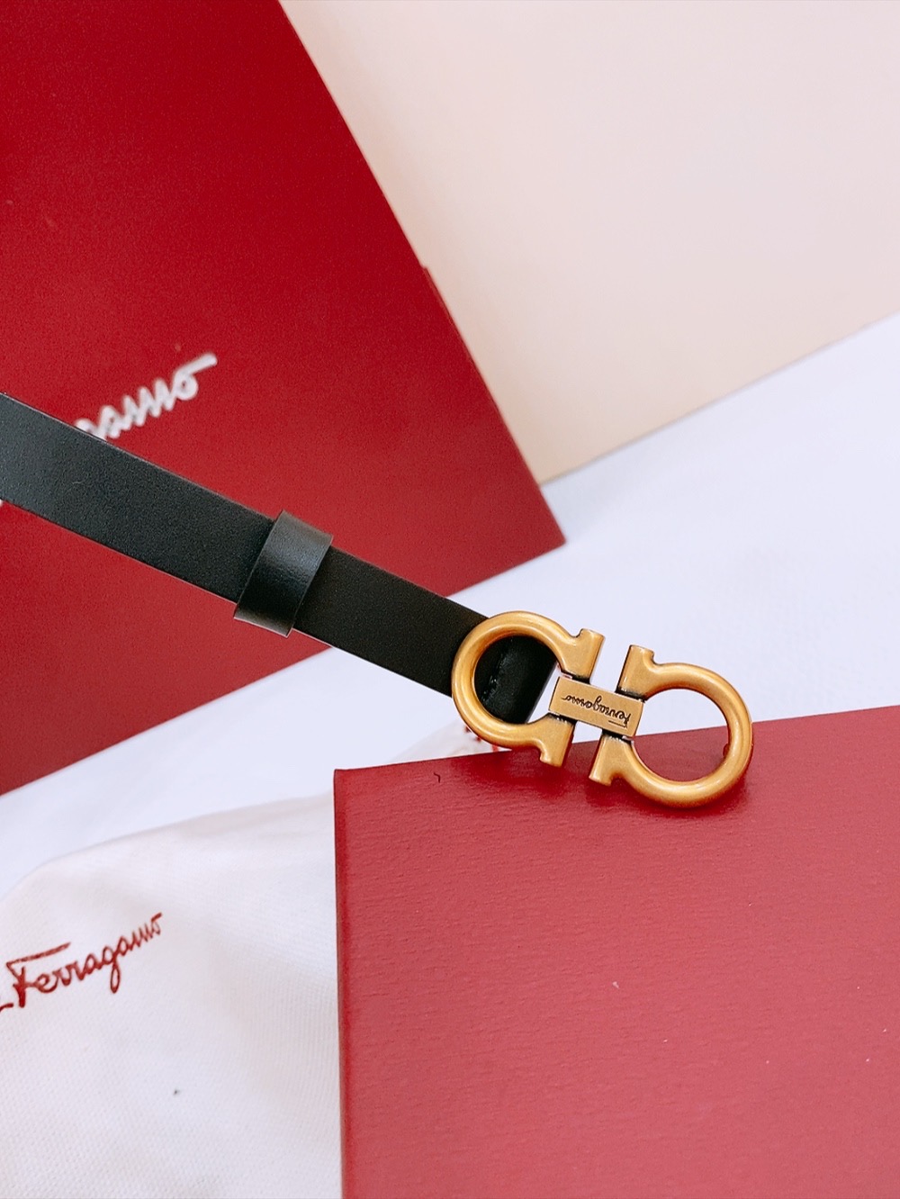 Stylish Feragamo Classic Gancio Belt for Ms. Filagemu: Quality Little Bullskin, 1.5 cm Gold Detail - 图片 3