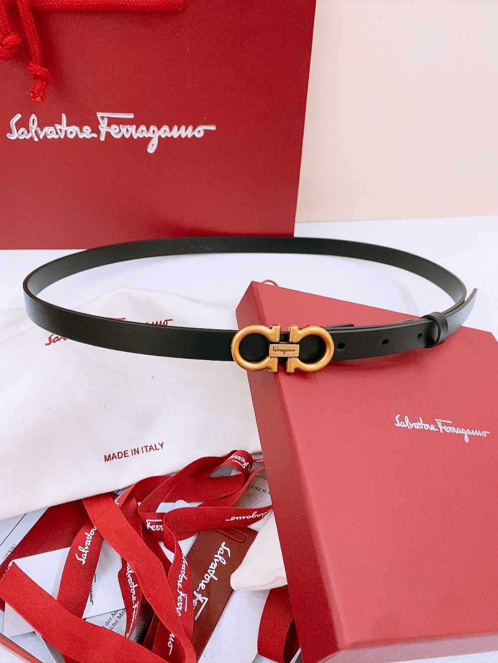 Stylish Feragamo Classic Gancio Belt for Ms. Filagemu: Quality Little Bullskin, 1.5 cm Gold Detail