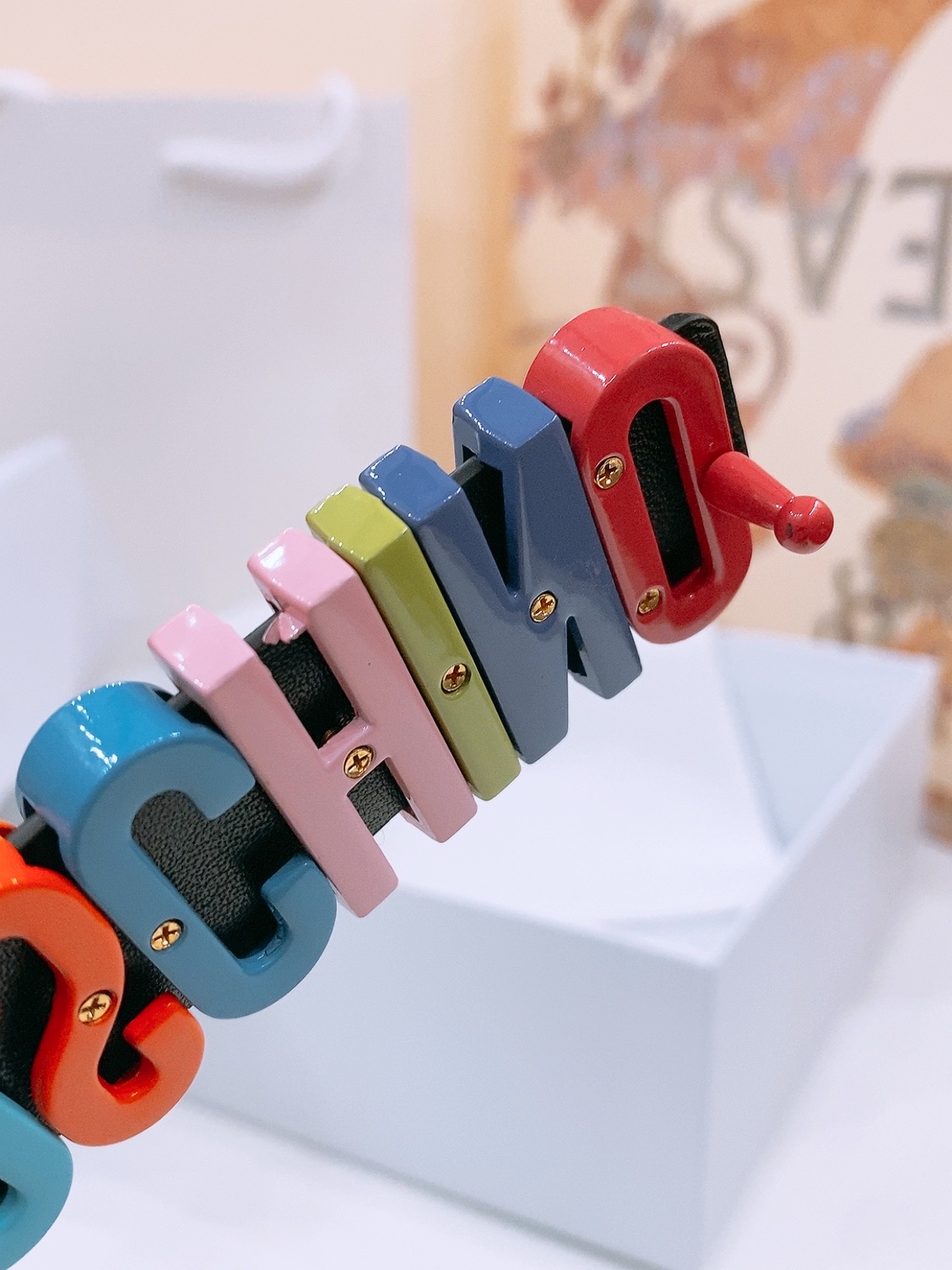 -Moschino 百搭字母搭扣，双面头层平纹腰带 宽2.5cm。奢华百搭上身效果巨好