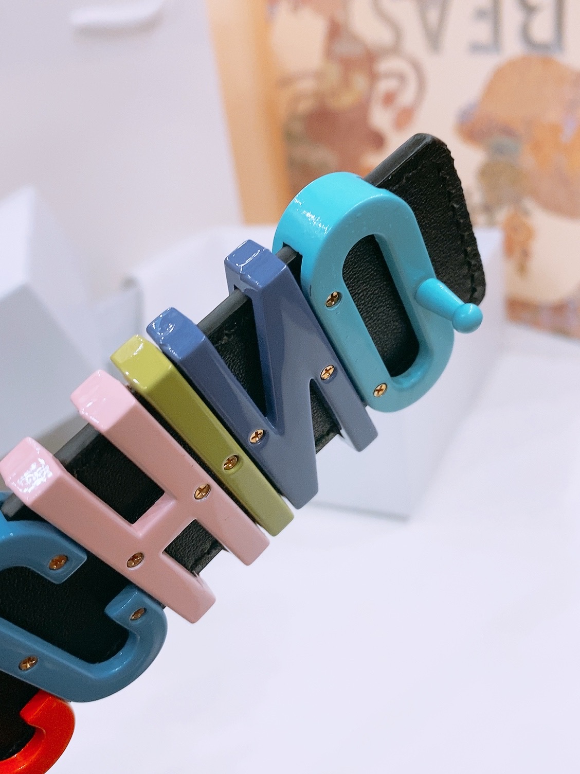 -Moschino 百搭字母搭扣，双面头层平纹腰带 宽4.0cm。奢华百搭上身效果巨好