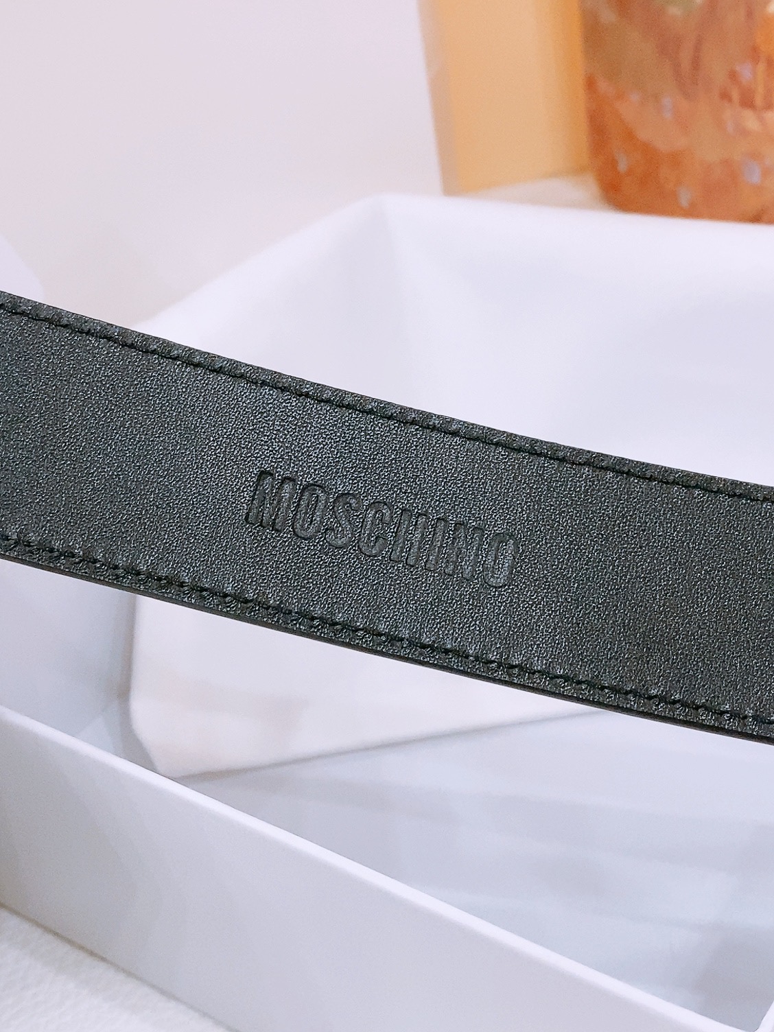 -Moschino 百搭字母搭扣，双面头层平纹腰带 宽4.0cm。奢华百搭上身效果巨好