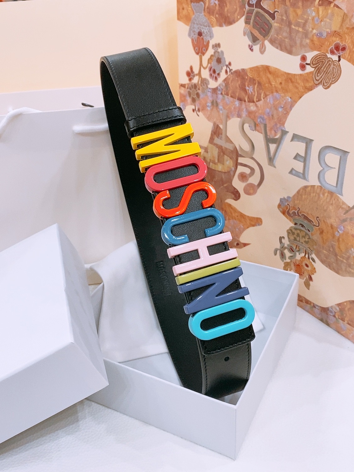 -Moschino 百搭字母搭扣，双面头层平纹腰带 宽4.0cm。奢华百搭上身效果巨好
