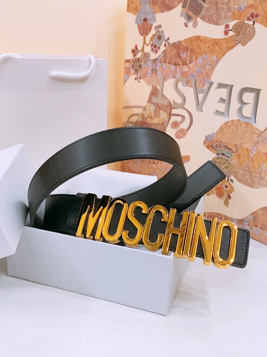 -Moschino 百搭字母搭扣，双面头层平纹腰带 宽4.0cm。奢华百搭上身效果巨好
