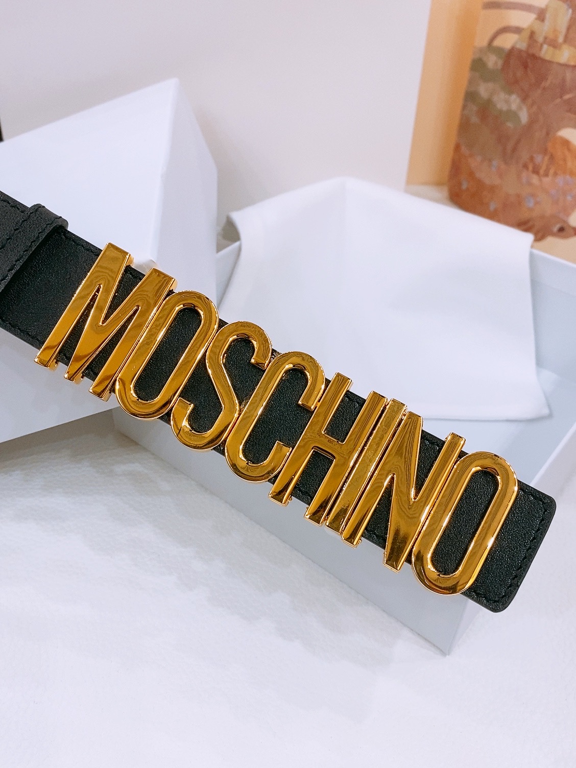 -Moschino 百搭字母搭扣，双面头层平纹腰带 宽4.0cm。奢华百搭上身效果巨好