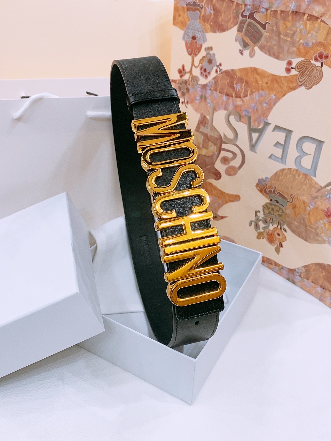 -Moschino 百搭字母搭扣，双面头层平纹腰带 宽4.0cm。奢华百搭上身效果巨好
