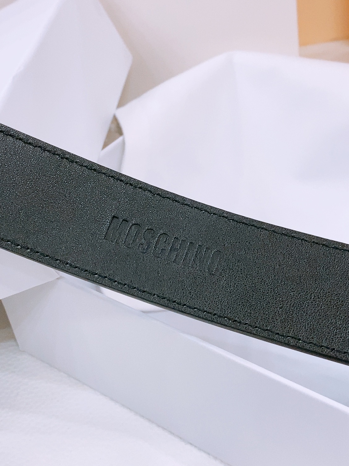 -Moschino 百搭字母搭扣，双面头层平纹腰带 宽4.0cm。奢华百搭上身效果巨好