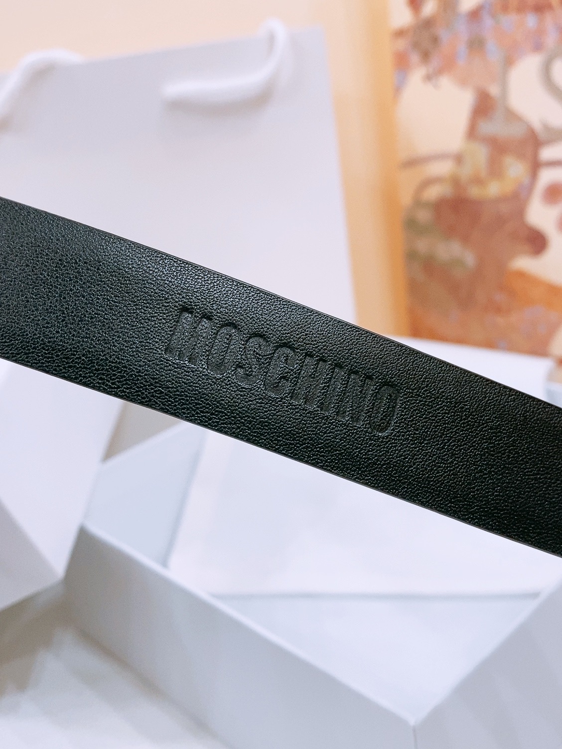 -Moschino 百搭字母搭扣，双面头层平纹腰带 宽2.5cm。奢华百搭上身效果巨好