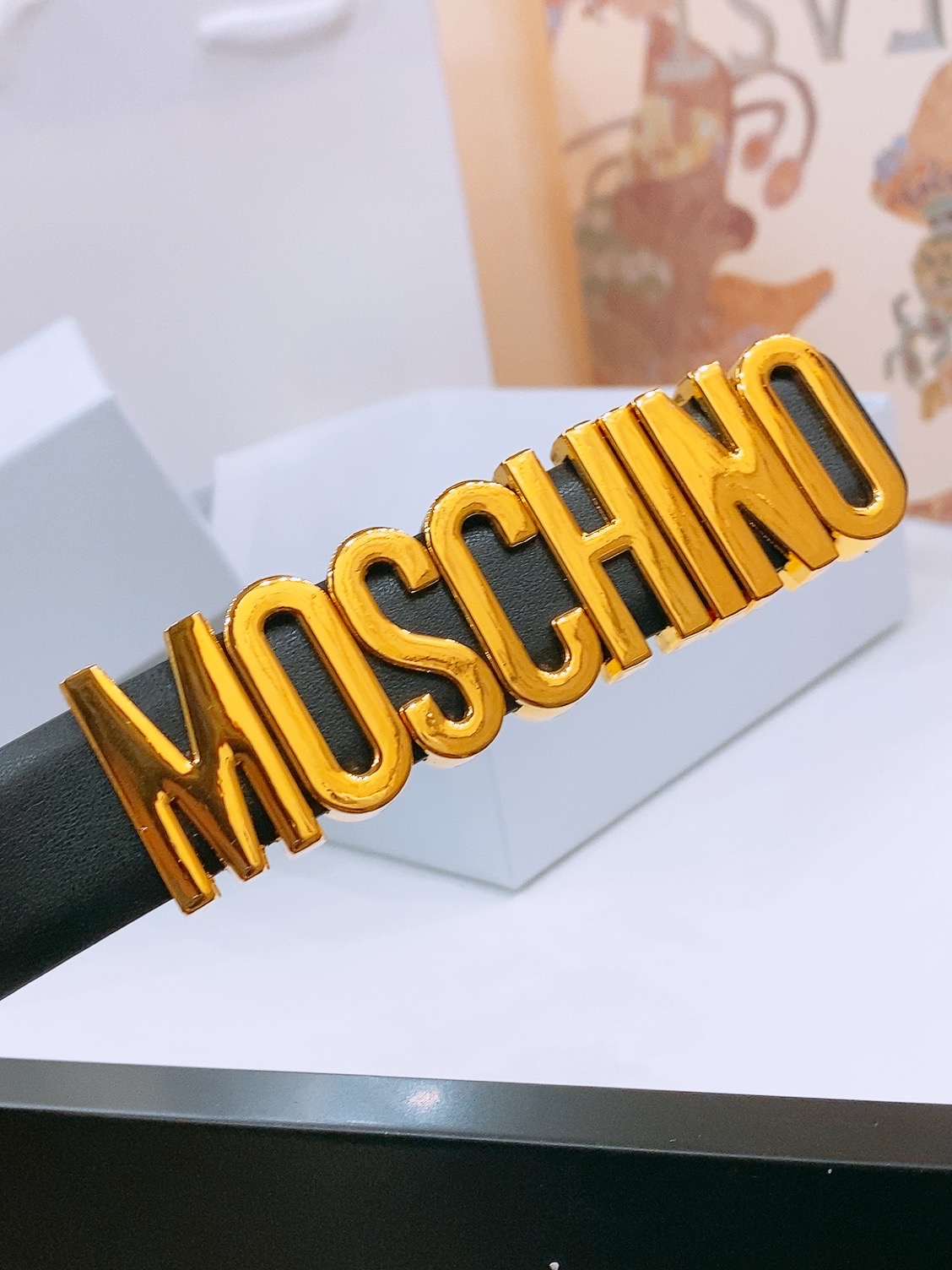 -Moschino 百搭字母搭扣，双面头层平纹腰带 宽2.5cm。奢华百搭上身效果巨好