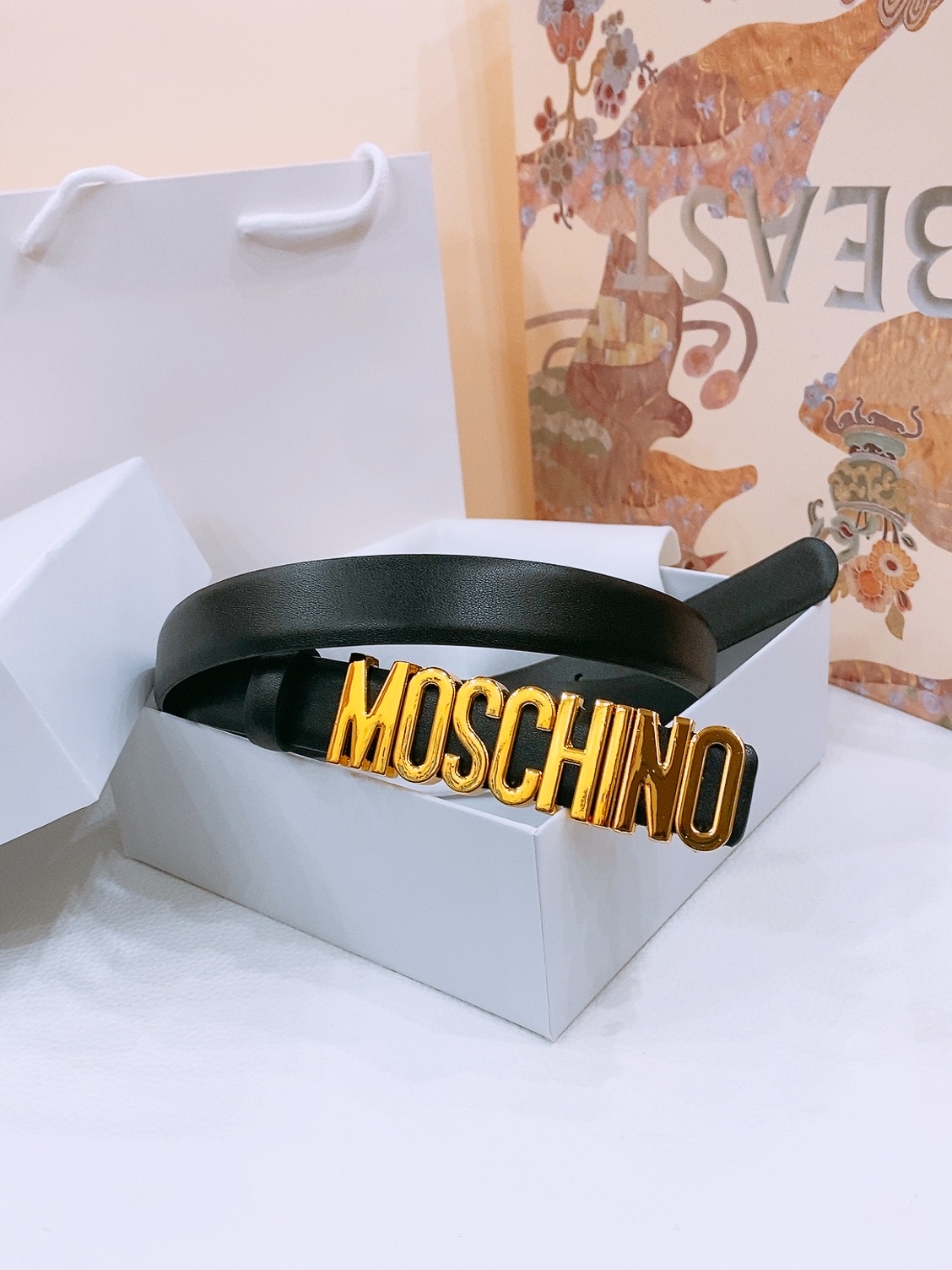 -Moschino 百搭字母搭扣，双面头层平纹腰带 宽2.5cm。奢华百搭上身效果巨好