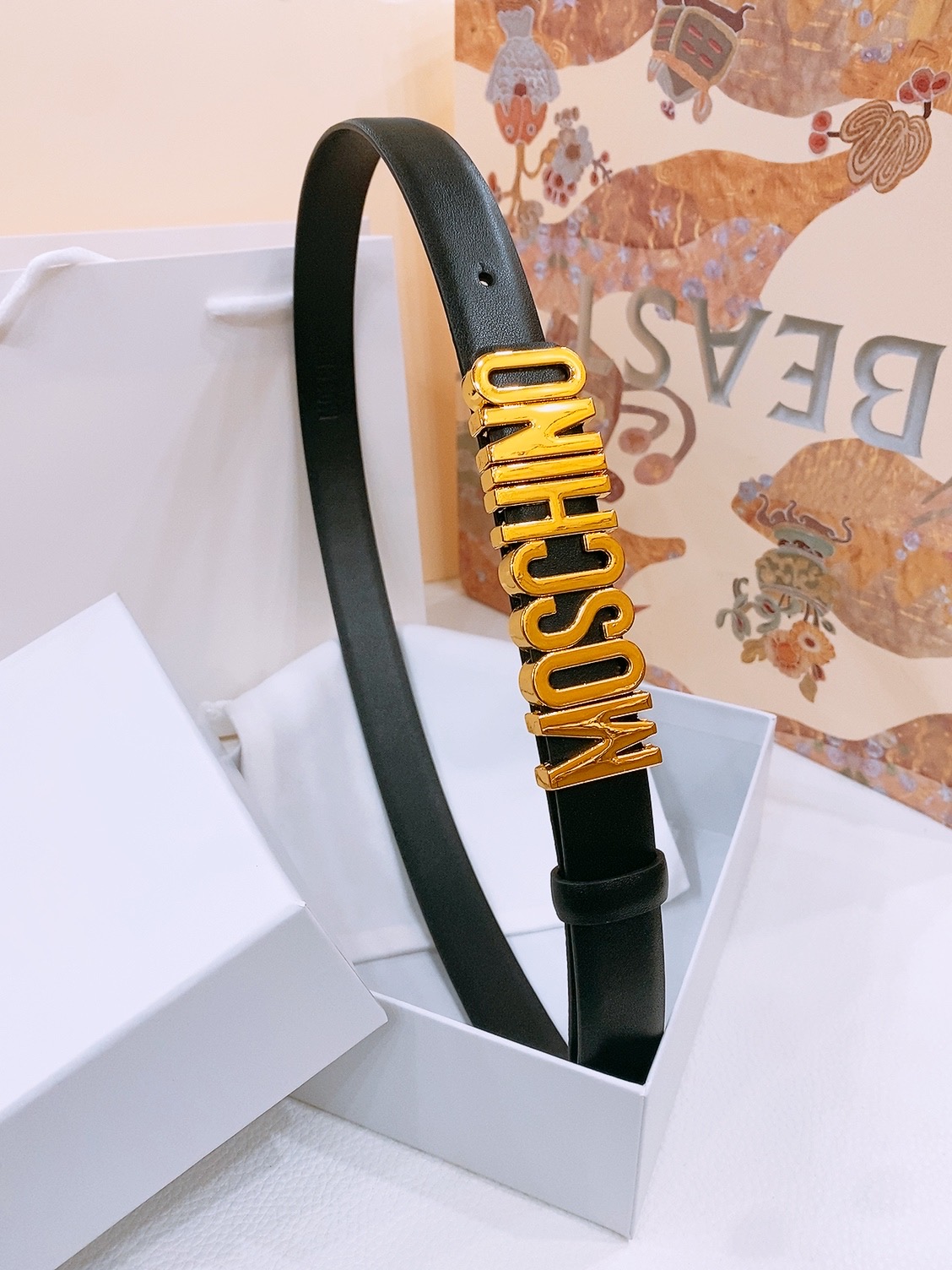 -Moschino 百搭字母搭扣，双面头层平纹腰带 宽2.5cm。奢华百搭上身效果巨好