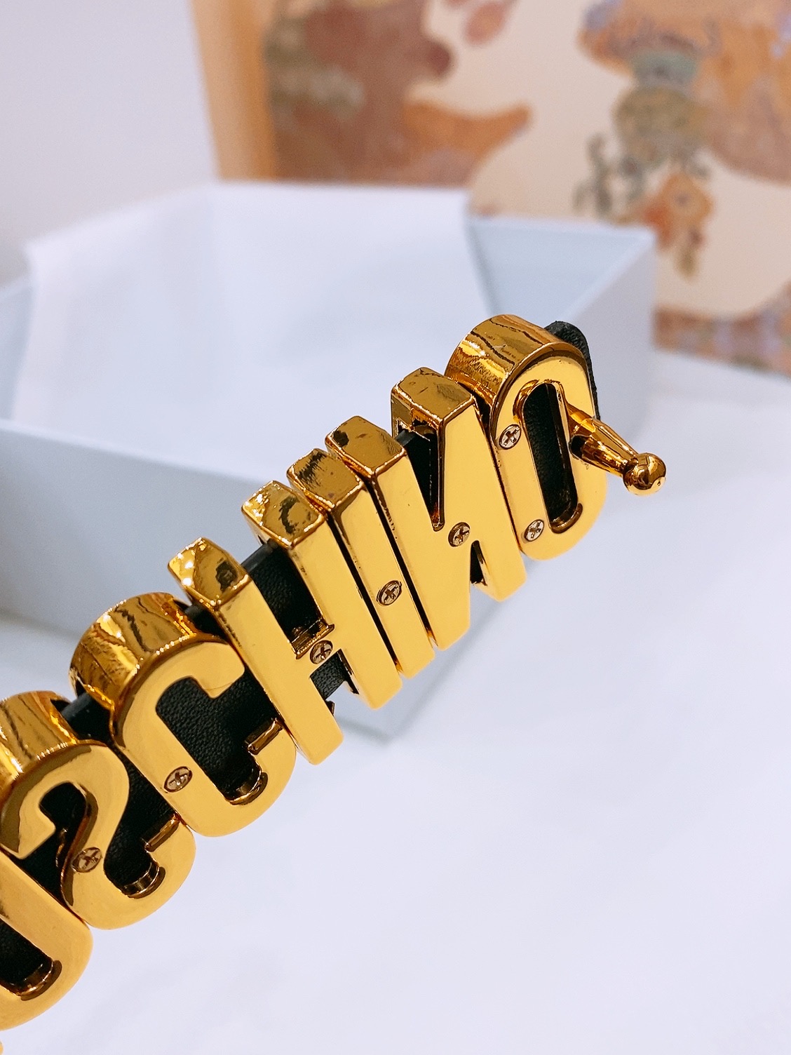 -Moschino 百搭字母搭扣，双面头层平纹腰带 宽2.5cm。奢华百搭上身效果巨好