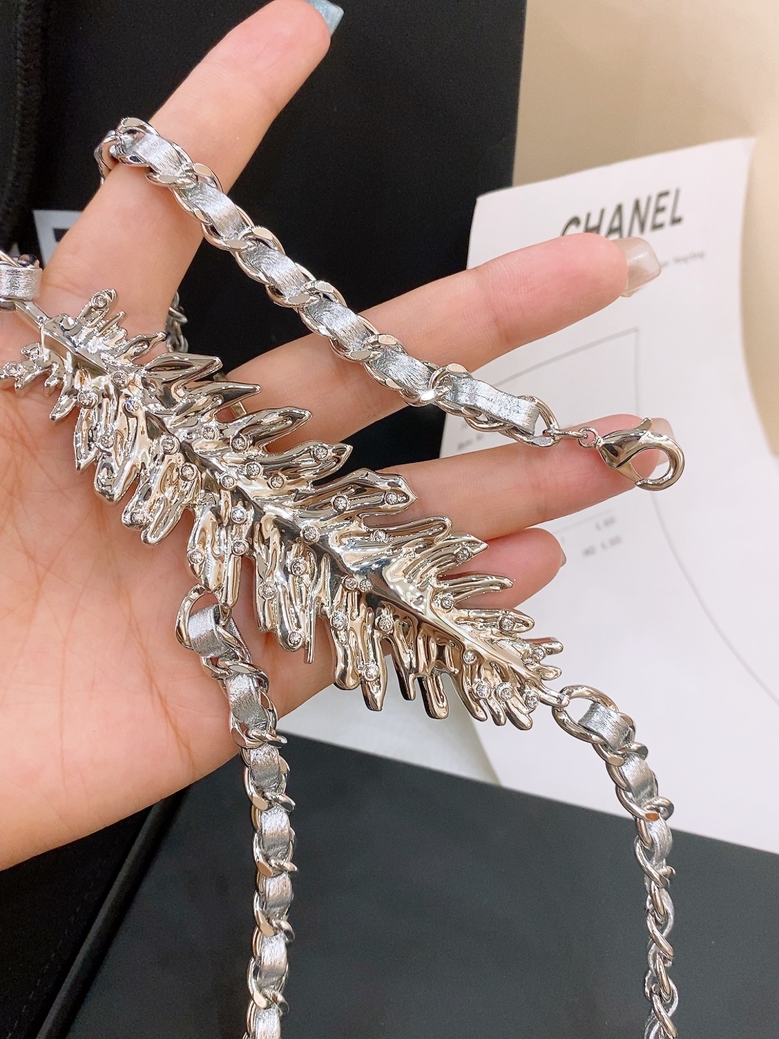 -chanel链条腰带金属、小牛皮与水钻 金、黑与水晶 黄铜材质2025春夏高级成衣系列谱写一曲自由轻灵