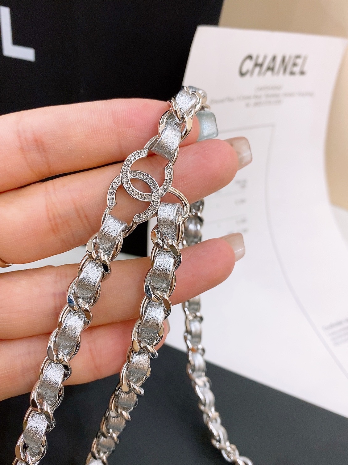 -chanel链条腰带金属、小牛皮与水钻 金、黑与水晶 黄铜材质2025春夏高级成衣系列谱写一曲自由轻灵