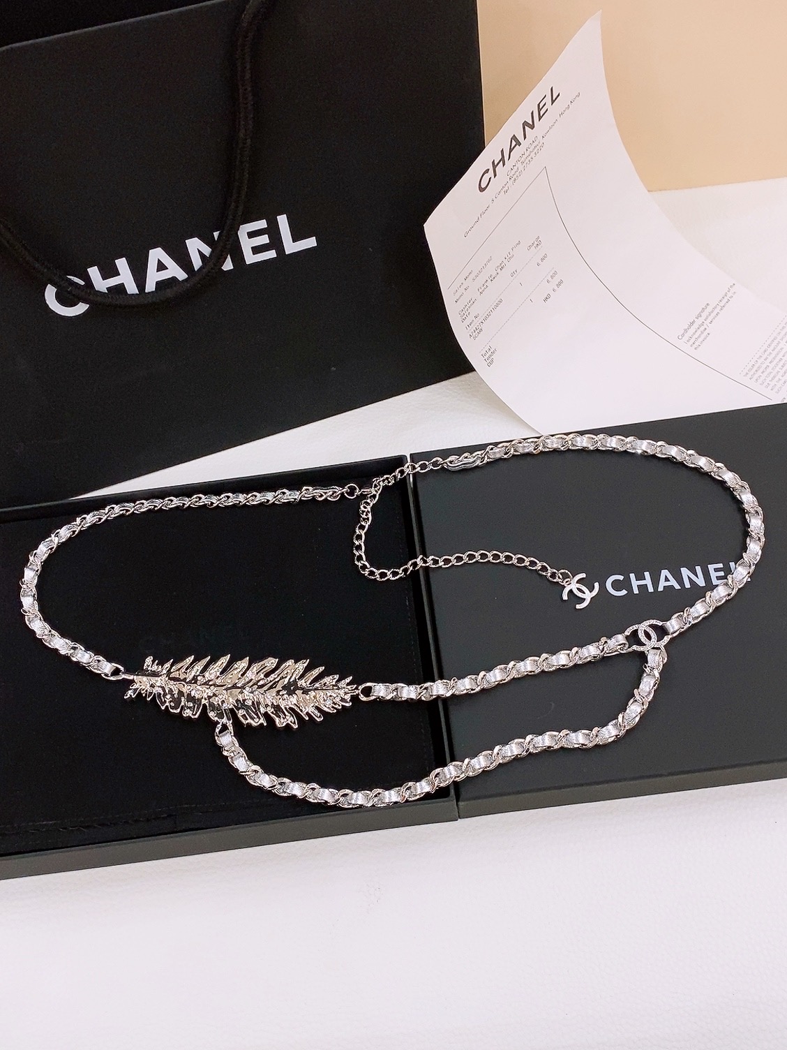 -chanel链条腰带金属、小牛皮与水钻 金、黑与水晶 黄铜材质2025春夏高级成衣系列谱写一曲自由轻灵