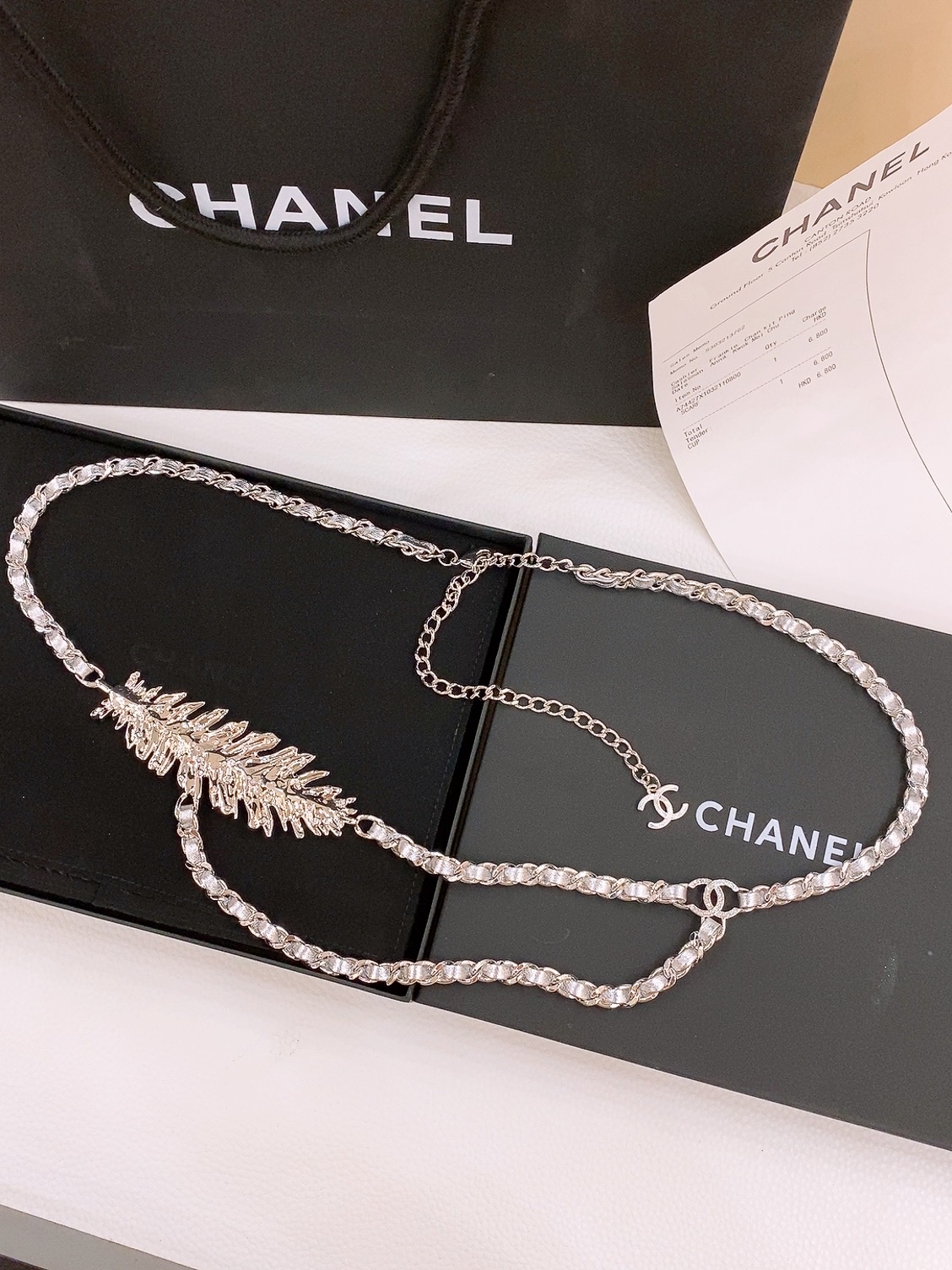 -chanel链条腰带金属、小牛皮与水钻 金、黑与水晶 黄铜材质2025春夏高级成衣系列谱写一曲自由轻灵