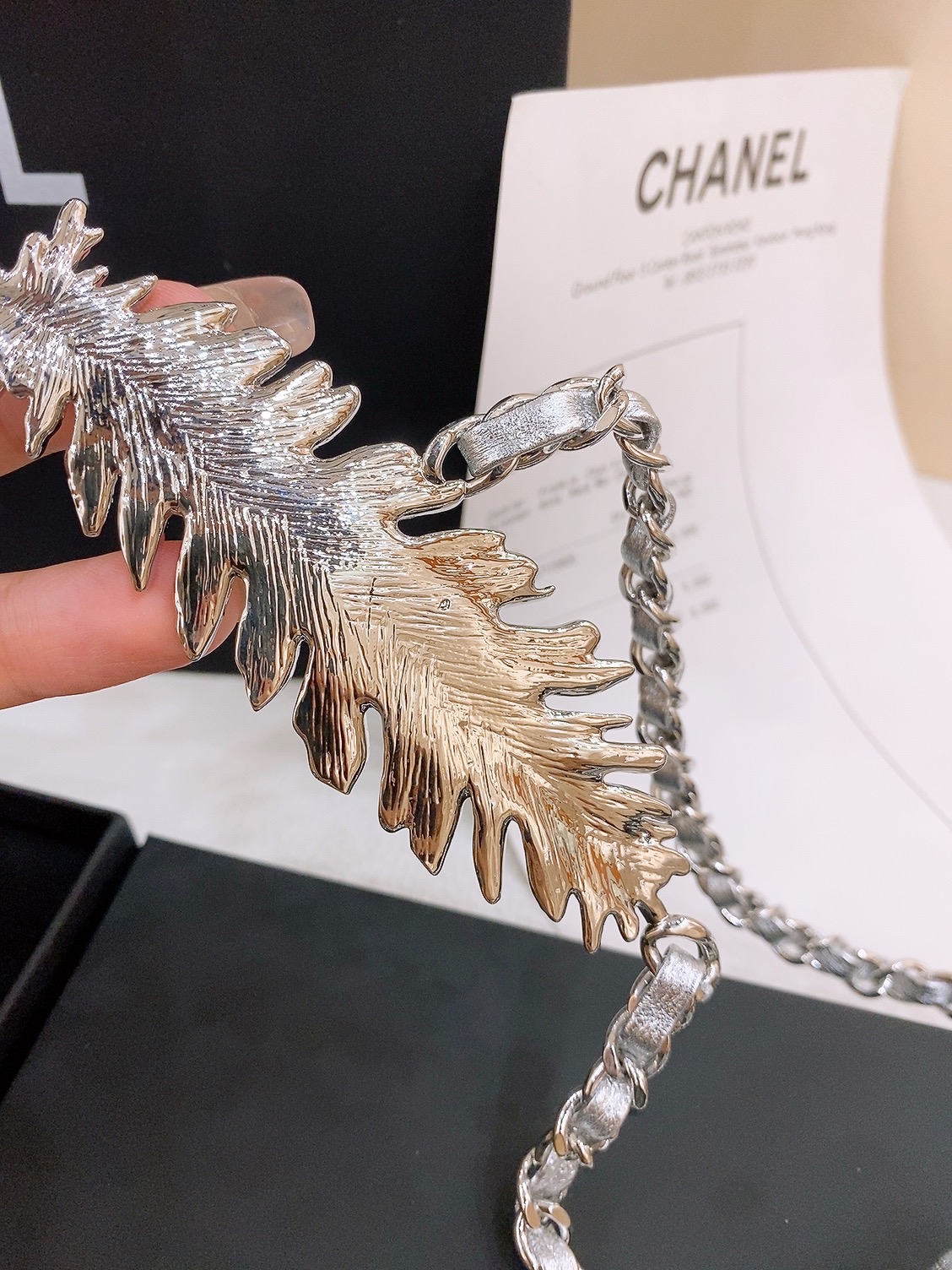 -chanel链条腰带金属、小牛皮与水钻 金、黑与水晶 黄铜材质2025春夏高级成衣系列谱写一曲自由轻灵