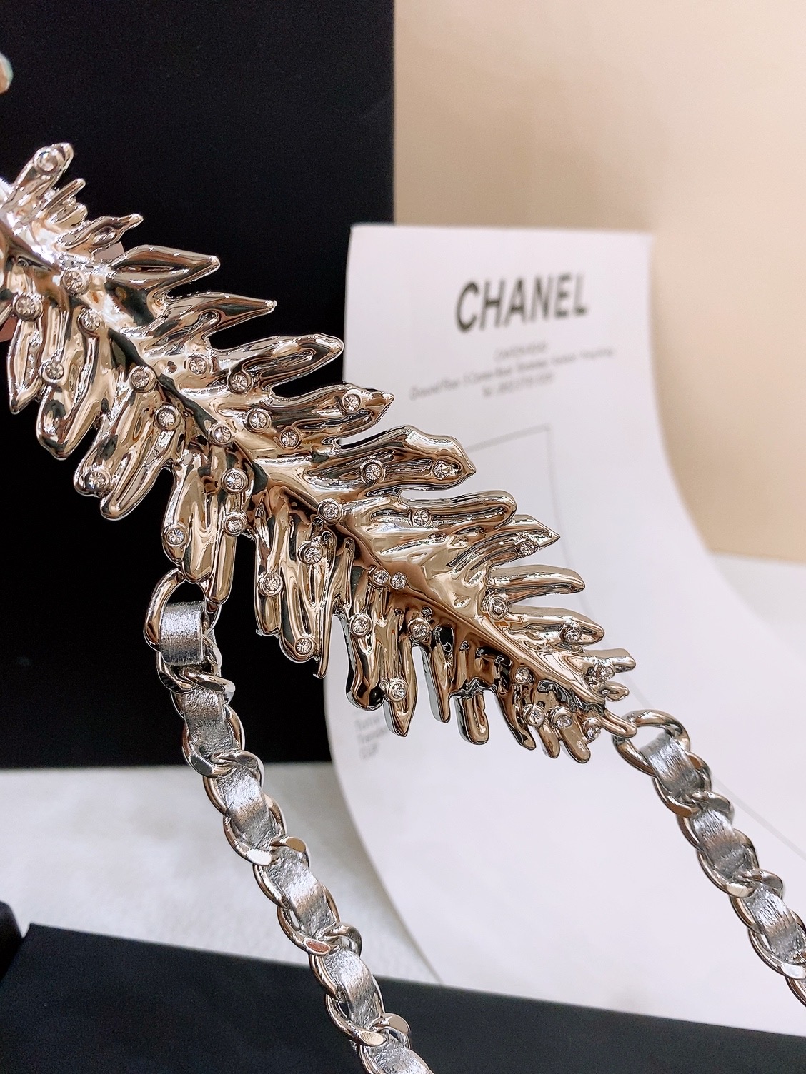 -chanel链条腰带金属、小牛皮与水钻 金、黑与水晶 黄铜材质2025春夏高级成衣系列谱写一曲自由轻灵