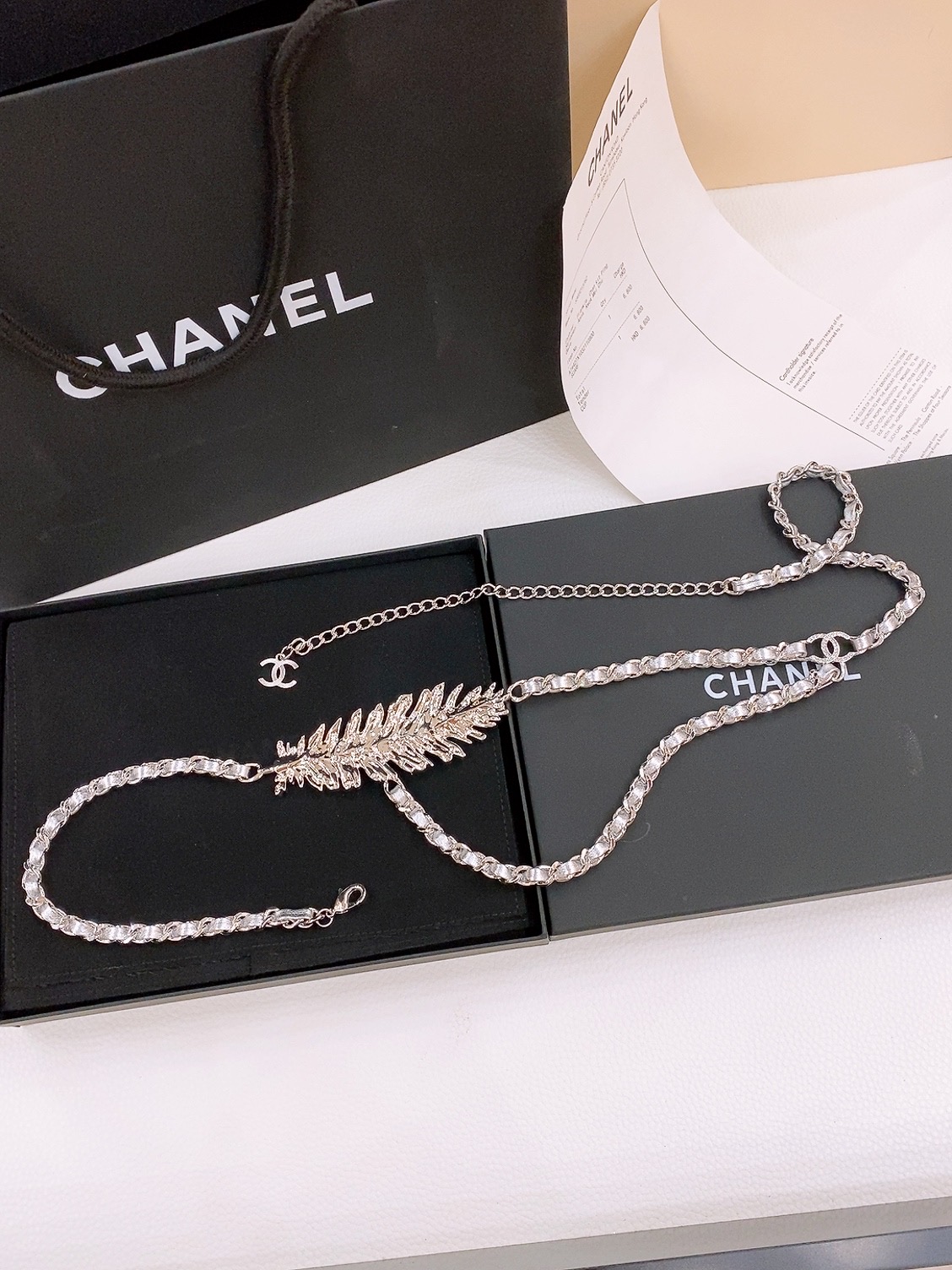 -chanel链条腰带金属、小牛皮与水钻 金、黑与水晶 黄铜材质2025春夏高级成衣系列谱写一曲自由轻灵