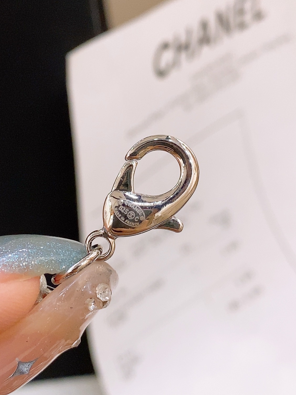 -chanel链条腰带金属、小牛皮与水钻 金、黑与水晶 黄铜材质2025春夏高级成衣系列谱写一曲自由轻灵