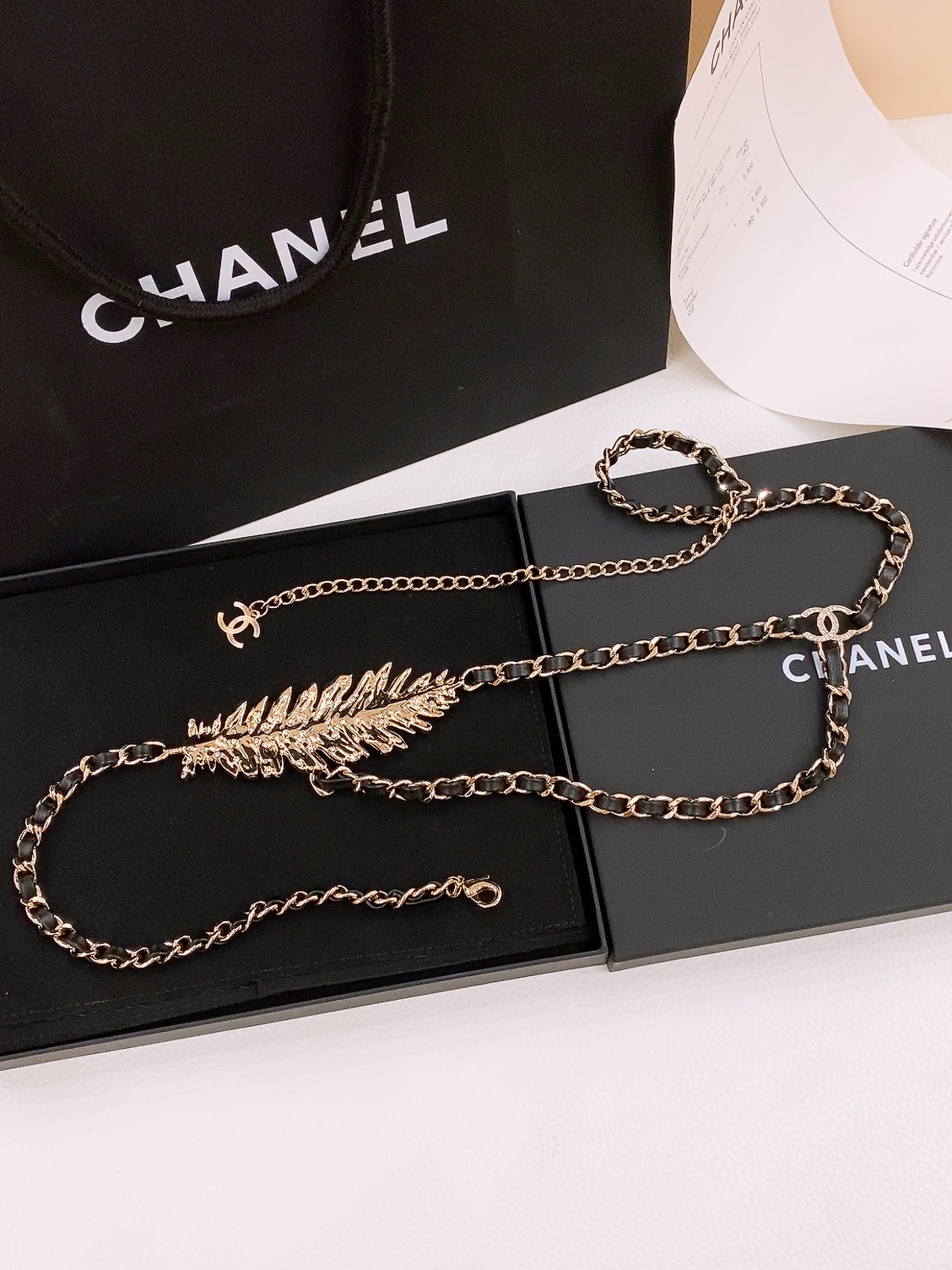 -chanel链条腰带金属、小牛皮与水钻 金、黑与水晶 黄铜材质2025春夏高级成衣系列谱写一曲自由轻灵