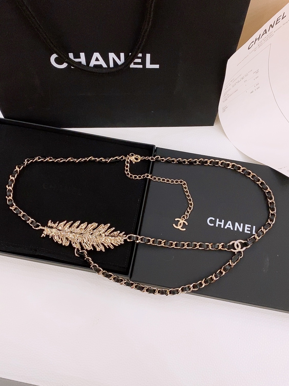 -chanel链条腰带金属、小牛皮与水钻 金、黑与水晶 黄铜材质2025春夏高级成衣系列谱写一曲自由轻灵
