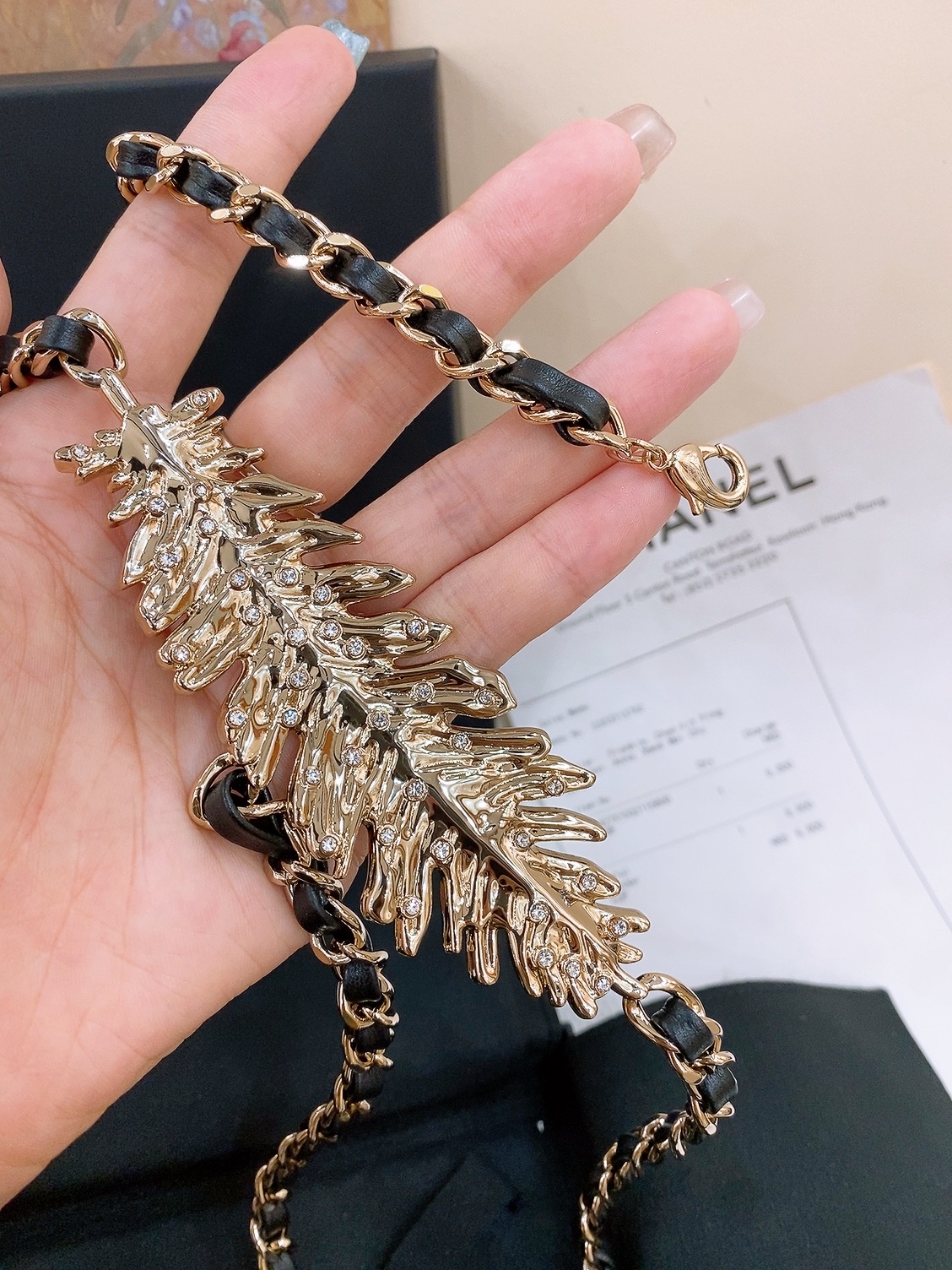 -chanel链条腰带金属、小牛皮与水钻 金、黑与水晶 黄铜材质2025春夏高级成衣系列谱写一曲自由轻灵