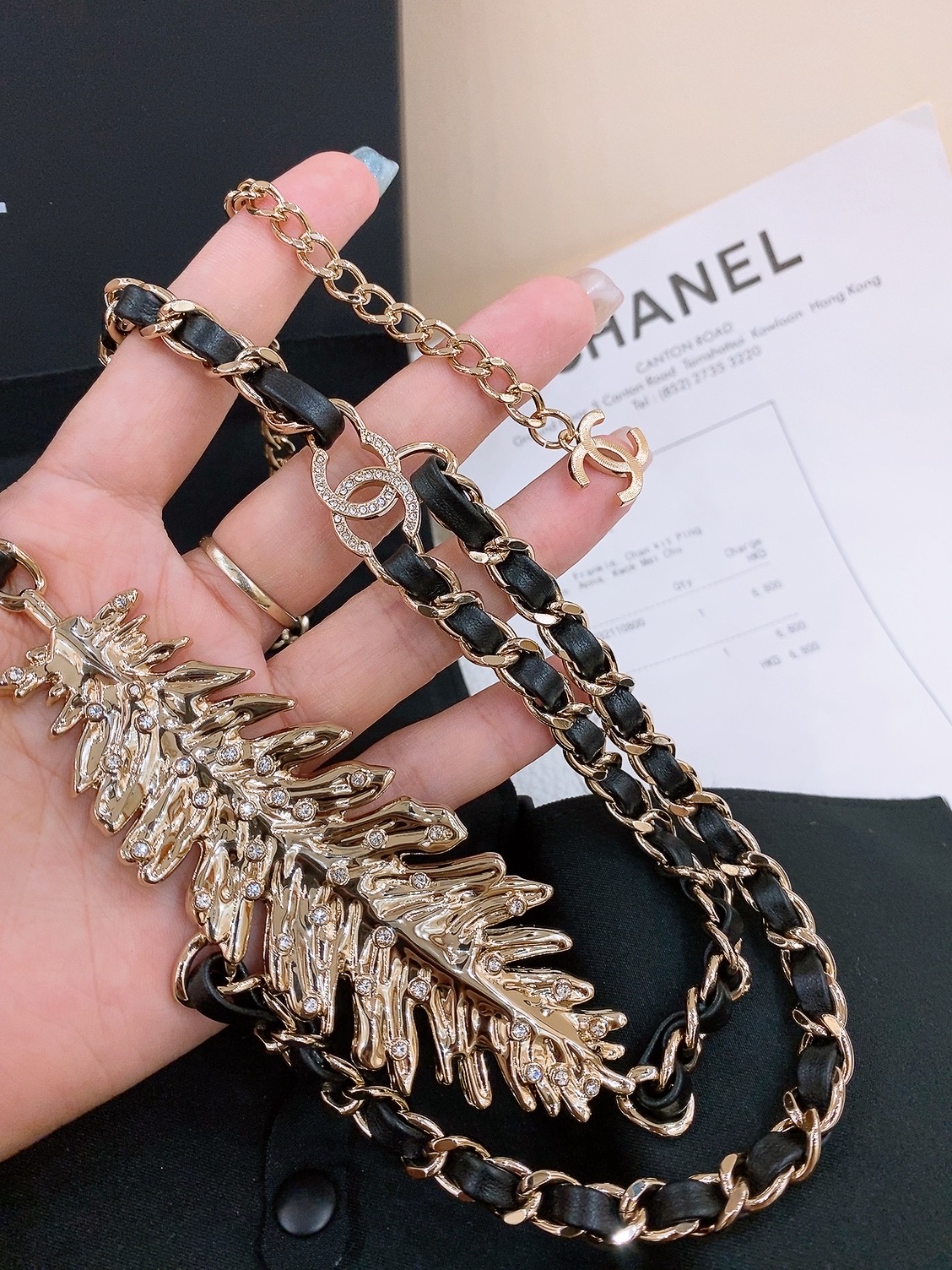 -chanel链条腰带金属、小牛皮与水钻 金、黑与水晶 黄铜材质2025春夏高级成衣系列谱写一曲自由轻灵