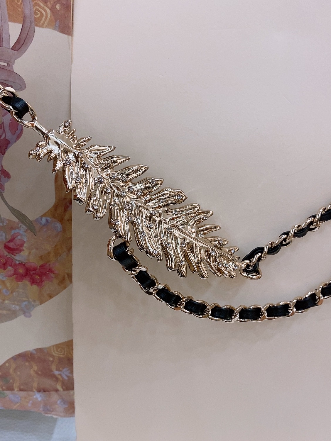 -chanel链条腰带金属、小牛皮与水钻 金、黑与水晶 黄铜材质2025春夏高级成衣系列谱写一曲自由轻灵