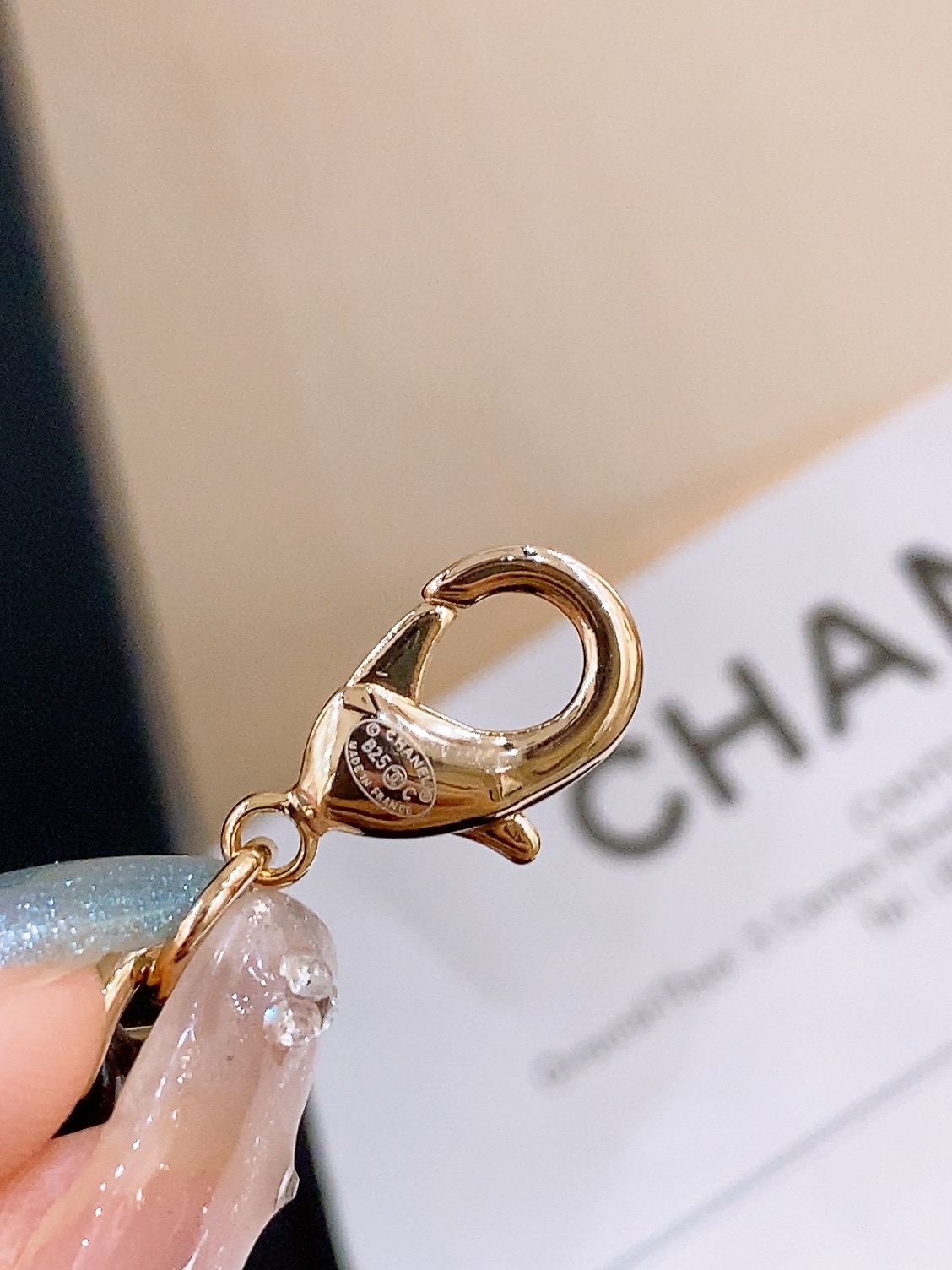 -chanel链条腰带金属、小牛皮与水钻 金、黑与水晶 黄铜材质2025春夏高级成衣系列谱写一曲自由轻灵