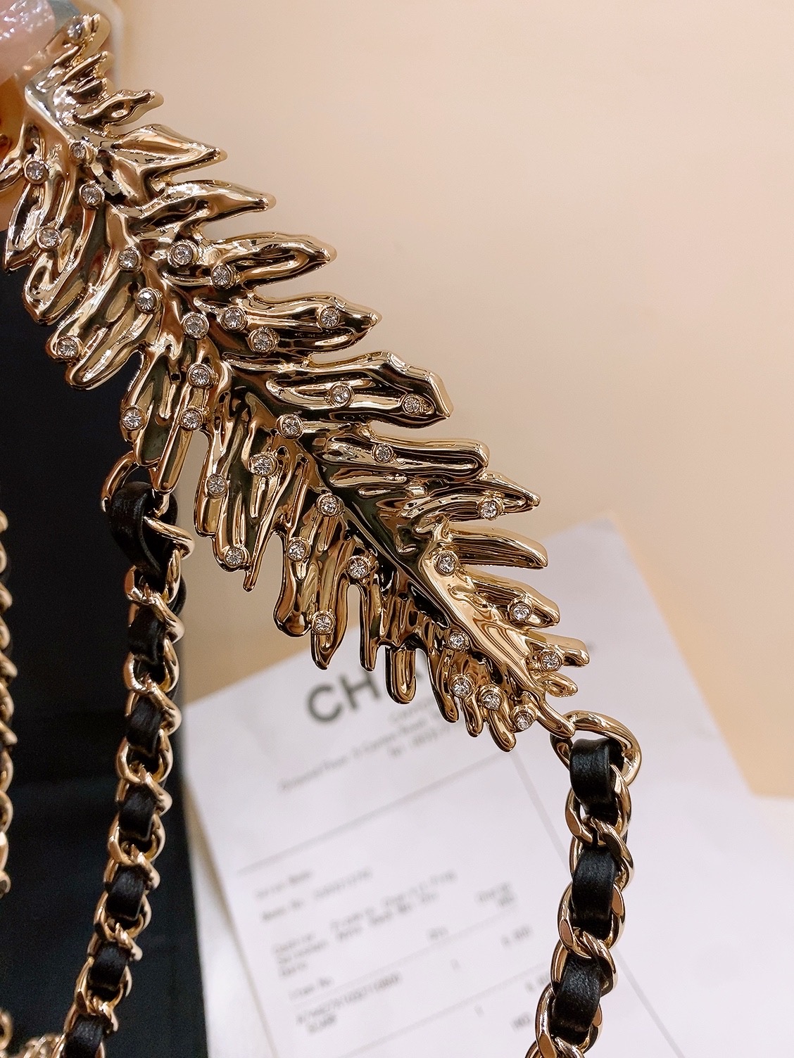 -chanel链条腰带金属、小牛皮与水钻 金、黑与水晶 黄铜材质2025春夏高级成衣系列谱写一曲自由轻灵
