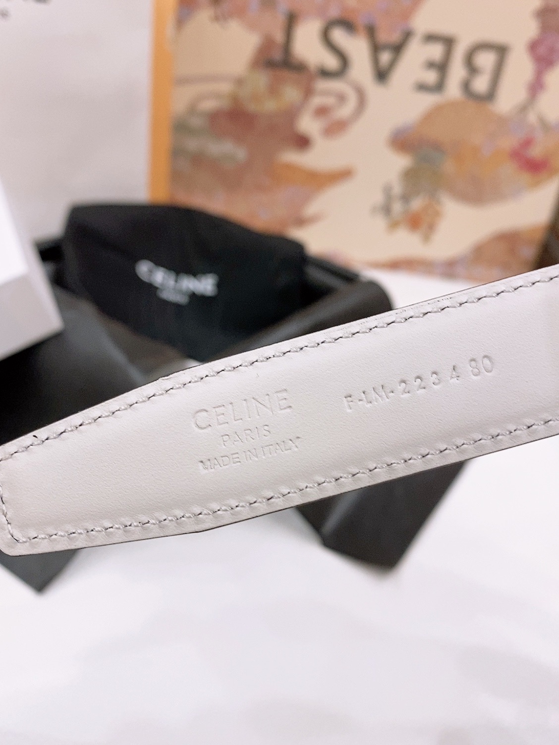 celine 24中号双面用腰带
 TRIOMPHE TAURILLON皮革腰带
TAURILLON.中腰，进口牛皮腰带 皮革 搭扣 2.5cm P160