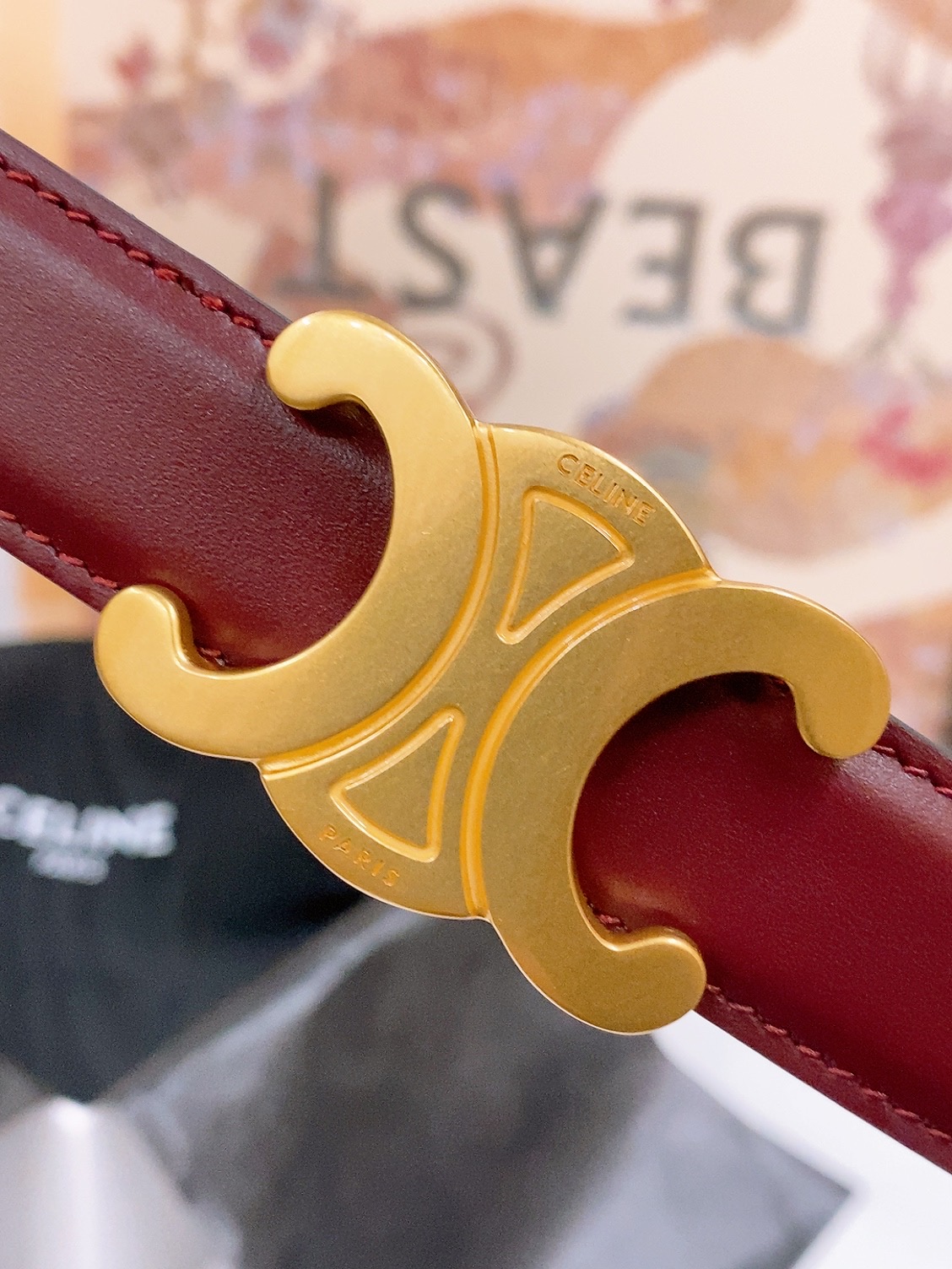 celine 24中号双面用腰带
 TRIOMPHE TAURILLON皮革腰带
TAURILLON.中腰，进口牛皮腰带 皮革 搭扣 2.5cm P160