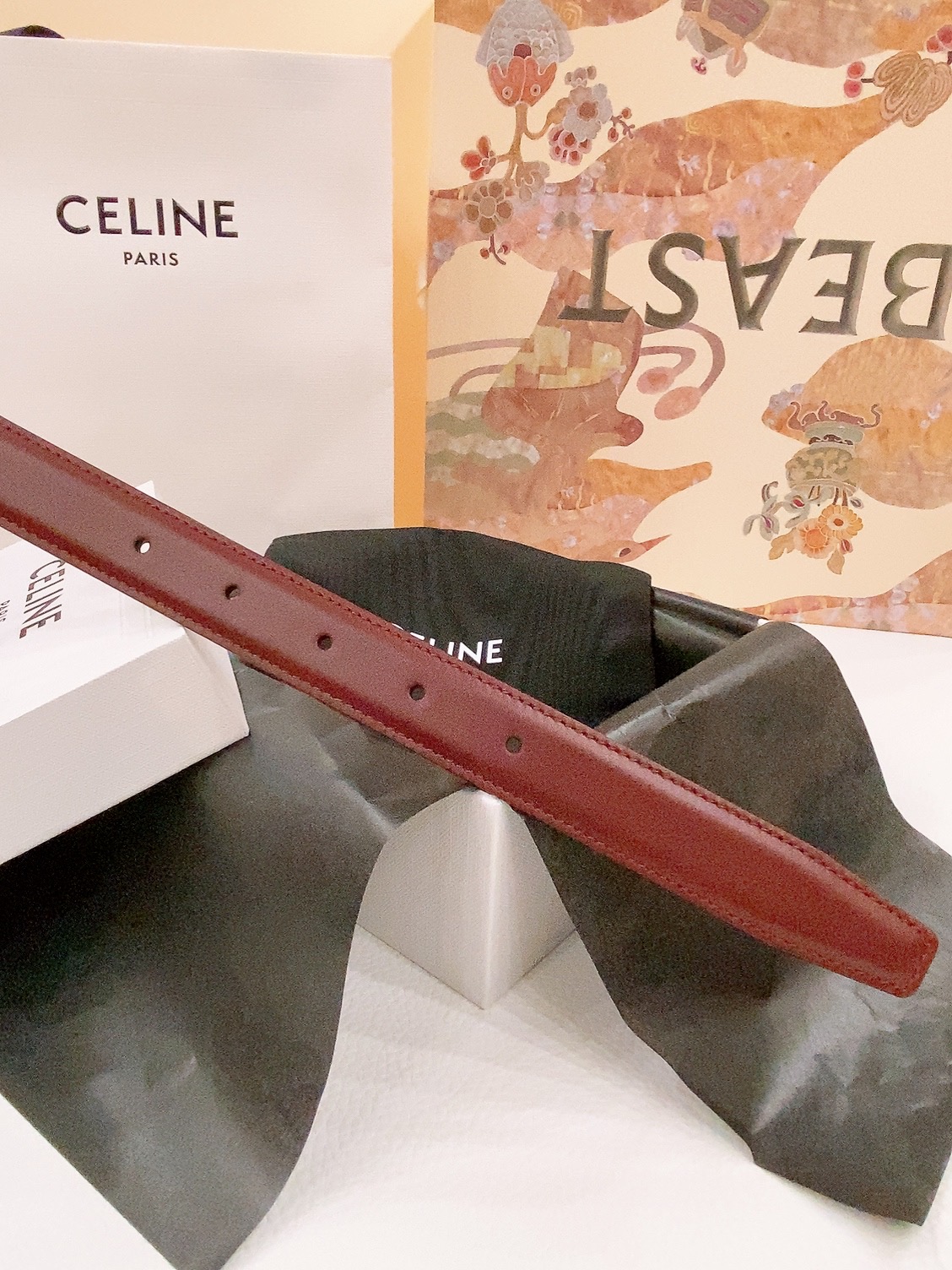 celine 24中号双面用腰带
 TRIOMPHE TAURILLON皮革腰带
TAURILLON.中腰，进口牛皮腰带 皮革 搭扣 2.5cm P160
