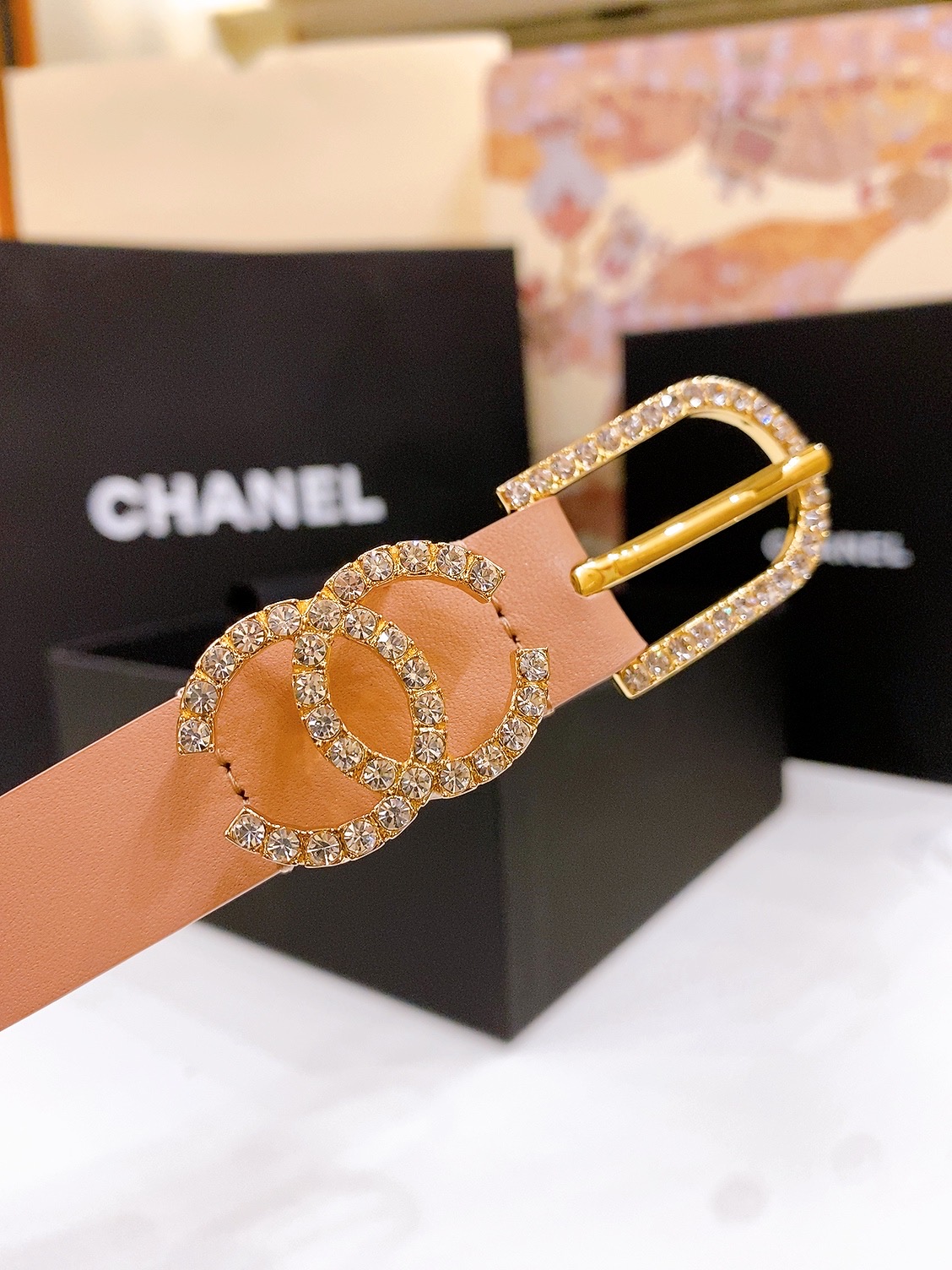 -香奶奶
Chanel 针扣水钻 进口小牛皮腰带 黄铜金属 手感柔软 细腻 2.0cm