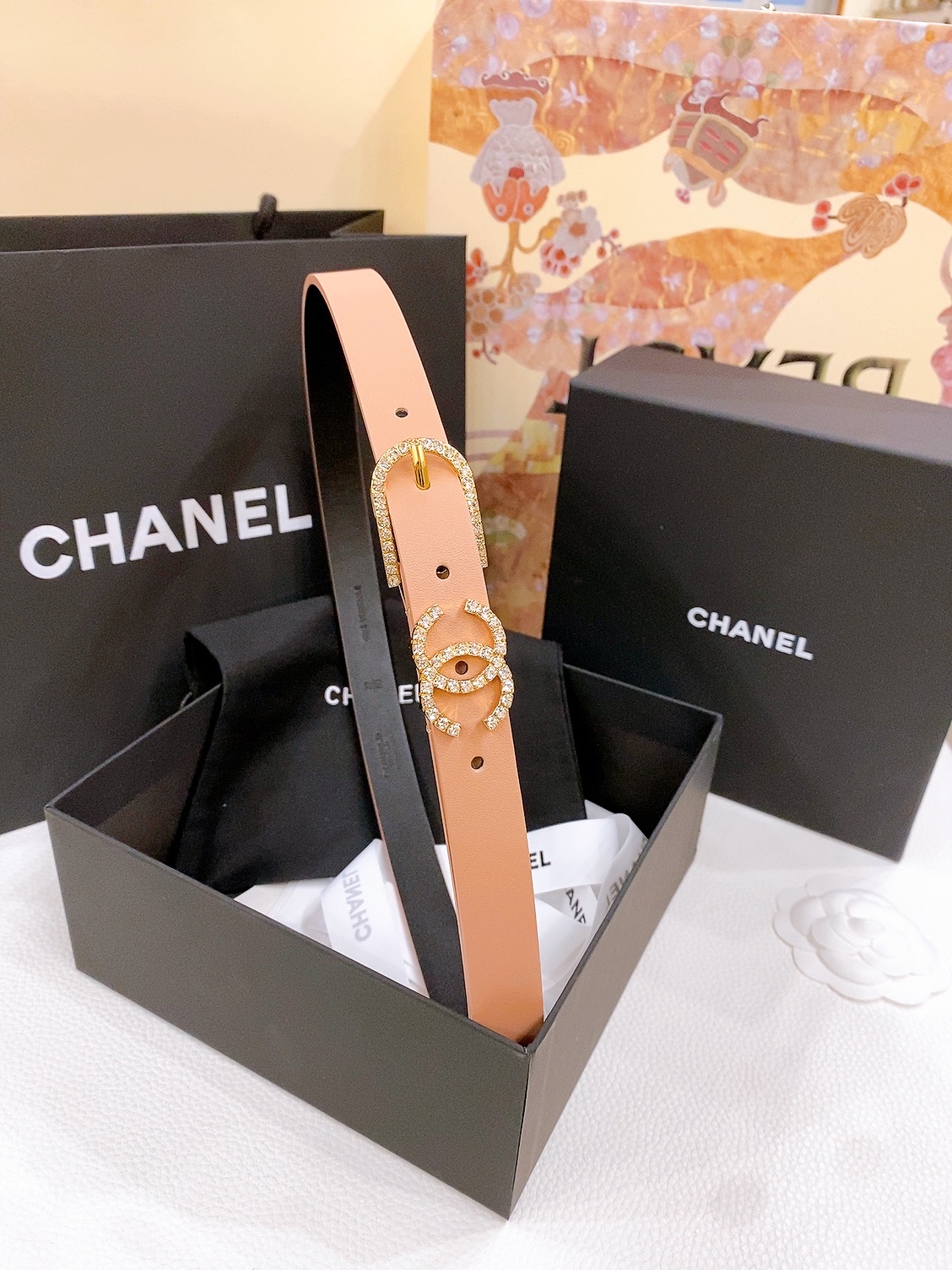-香奶奶
Chanel 针扣水钻 进口小牛皮腰带 黄铜金属 手感柔软 细腻 2.0cm