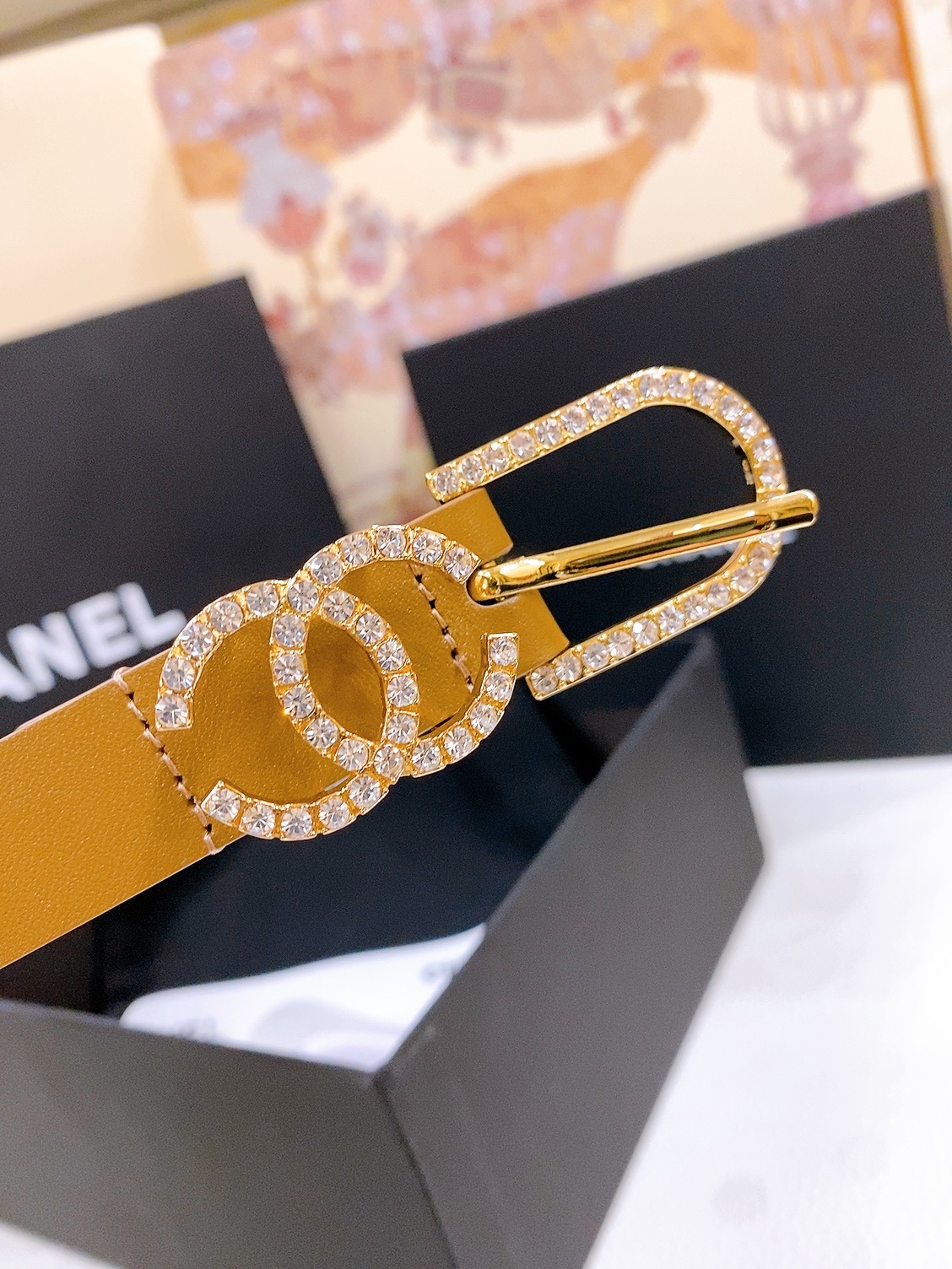 -香奶奶
Chanel 针扣水钻 进口小牛皮腰带 黄铜金属 手感柔软 细腻 2.0cm