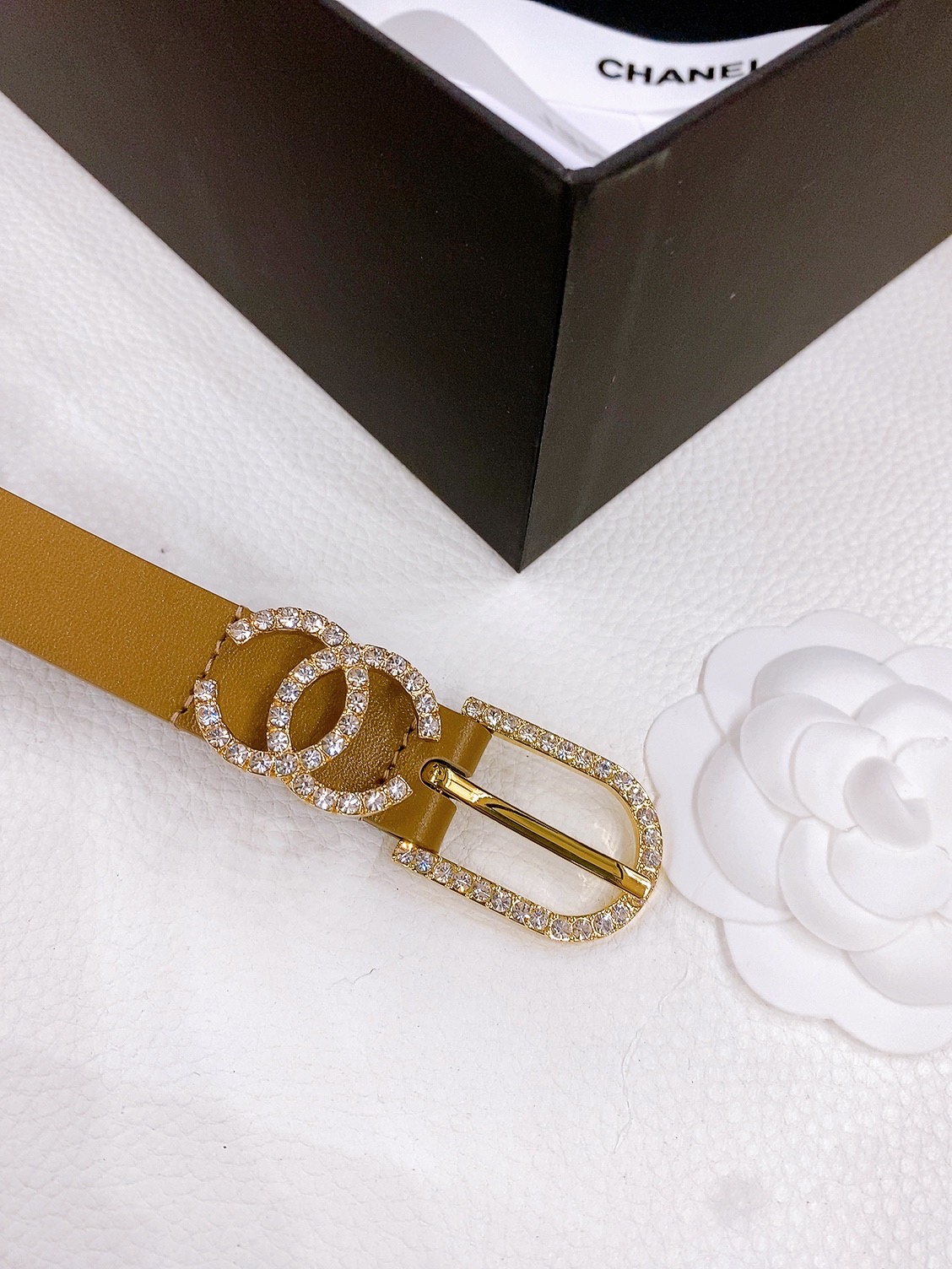 -香奶奶
Chanel 针扣水钻 进口小牛皮腰带 黄铜金属 手感柔软 细腻 2.0cm