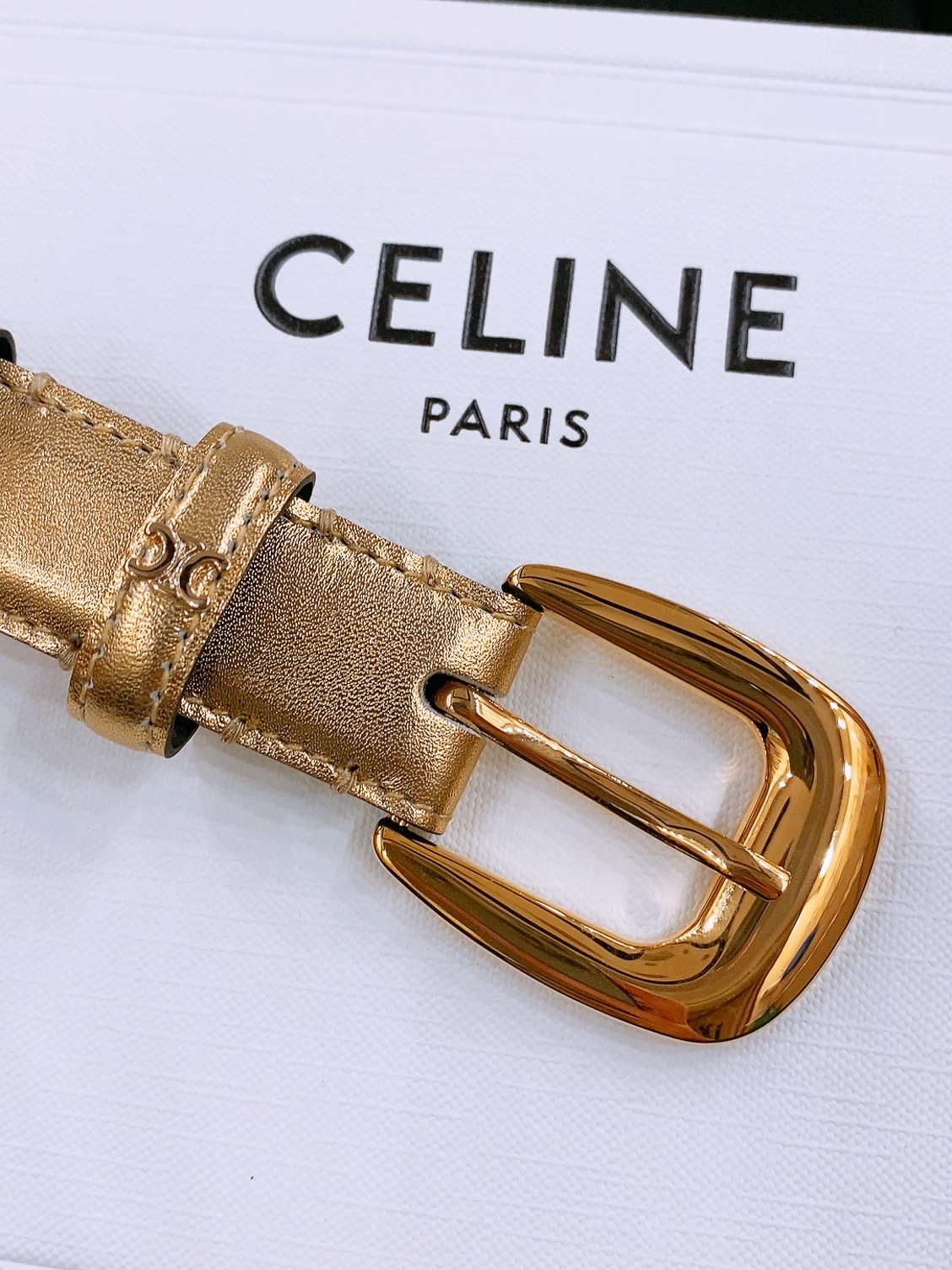 -Celine 凯旋门新款针扣腰带
超简约大气的腰带2.5精品，顶级进口牛皮制作，牛皮搭配牛仔，搭配黄铜